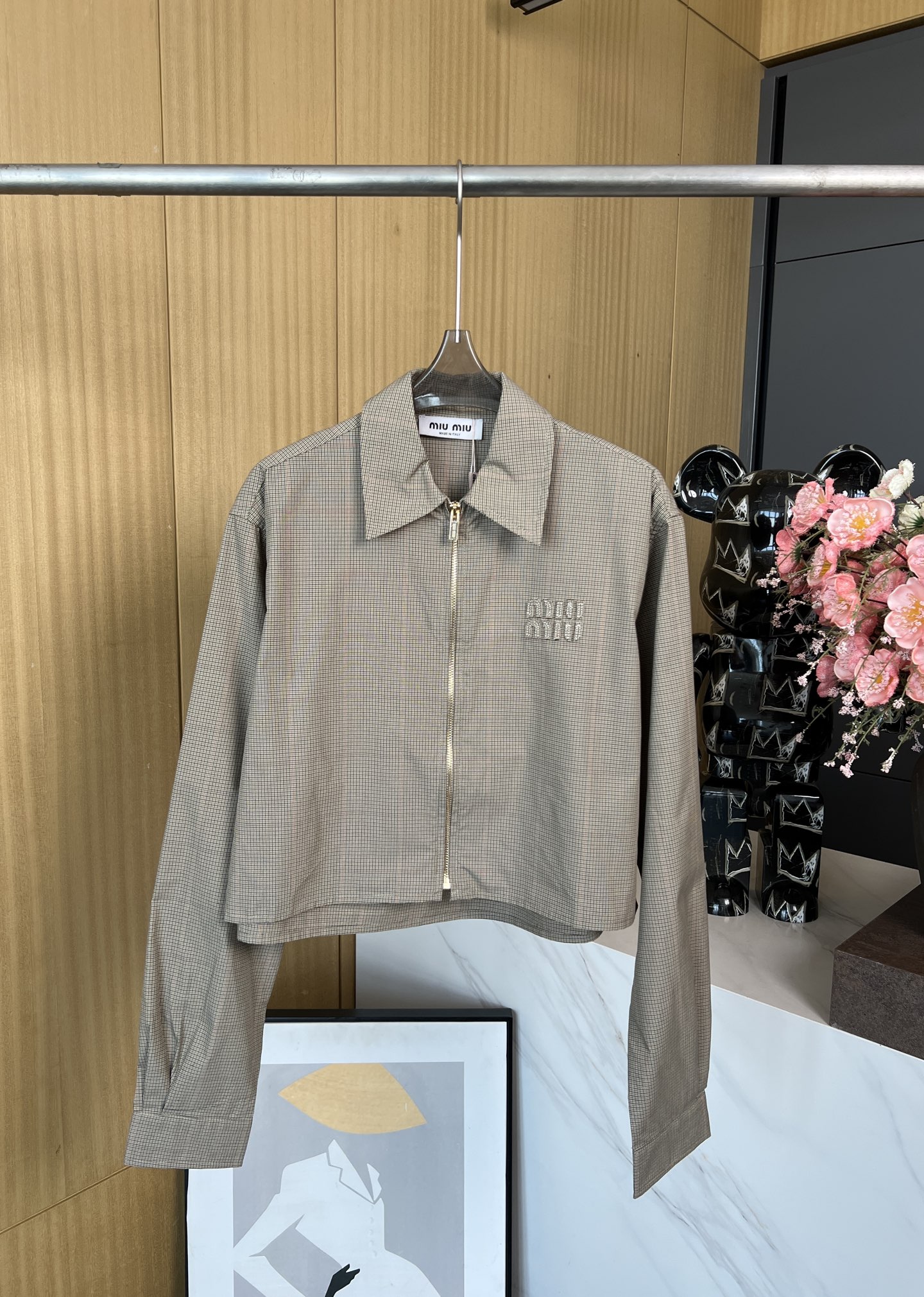 NO:325554,Miu Miu Spring and Summer New Style, Retro Check Lapel Lapel Jacket, Embroidered Letters on the Boobs, Embroidered Letter Decoration, Contrast Color Stainless Stylish, Lazy British Style, Casual Style SML,,miumiu, Jackets & Coats,alexander Wang19860909Miu Miu 春夏新款 胸前刺绣字母复古格纹翻领拉链外套、胸前刺绣字母装饰 、 定染条纹撞色、上身充满慵懒英伦气息 、休闲版型 码数SML,,miumiu,jackets & coats,alexander wang,Women's clothing