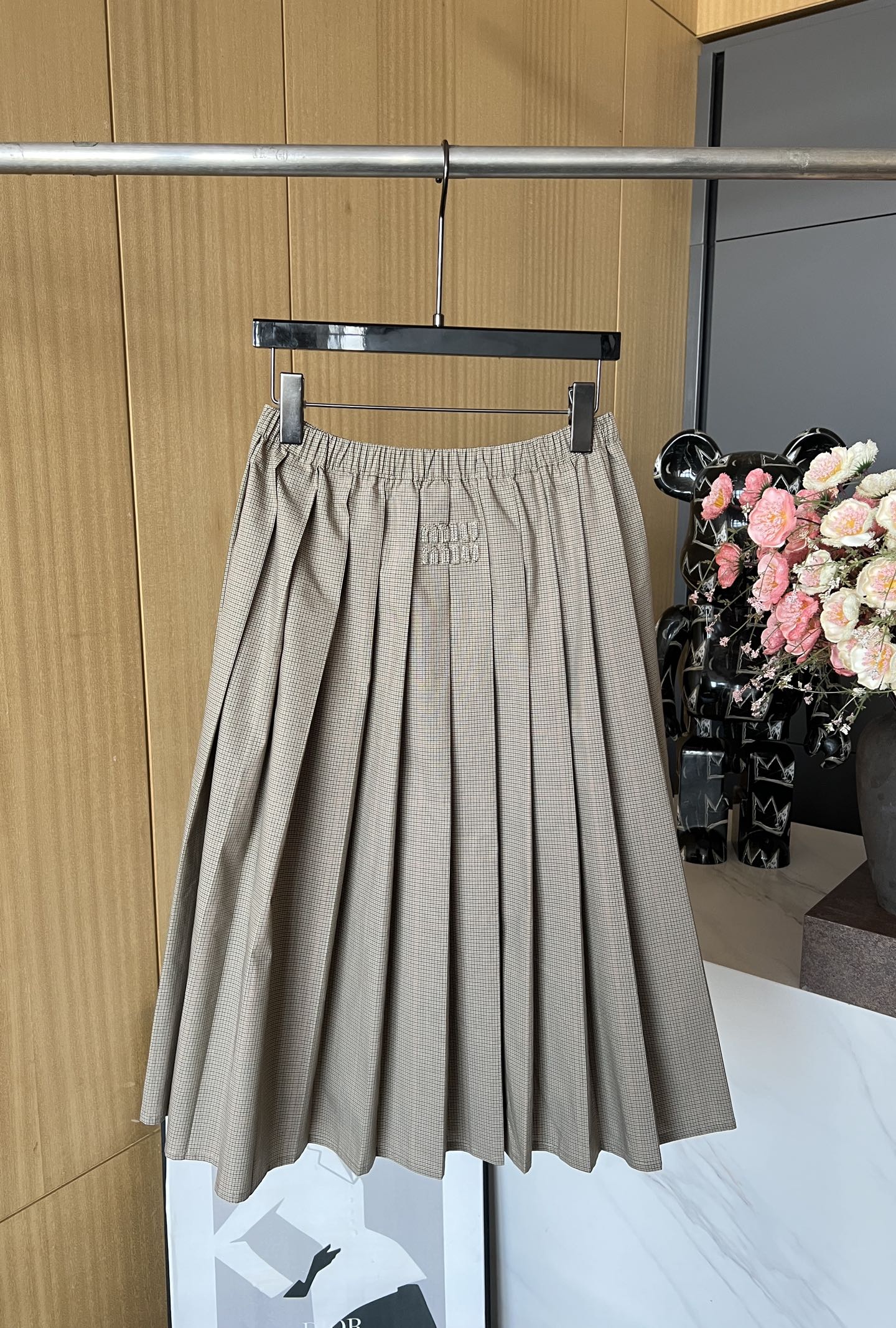 NO:325559,Miu Miu Spring and Summer New Embroidered Letters Retro Checkered Pleated Skirts, Embroidered Letter Decoration, Fixed Stripe Contrast Color, Lazy British Style, Casual Style SML, Miumiu, Skirts, Alexander Wang19860909Miu Miu 春夏新款 刺绣字母复古格纹百褶半身裙、刺绣字母装饰 、定染条纹撞色、上身充满慵懒英伦气息 、休闲版型 码数SML,,miumiu,skirts,alexander wang,Women's clothing