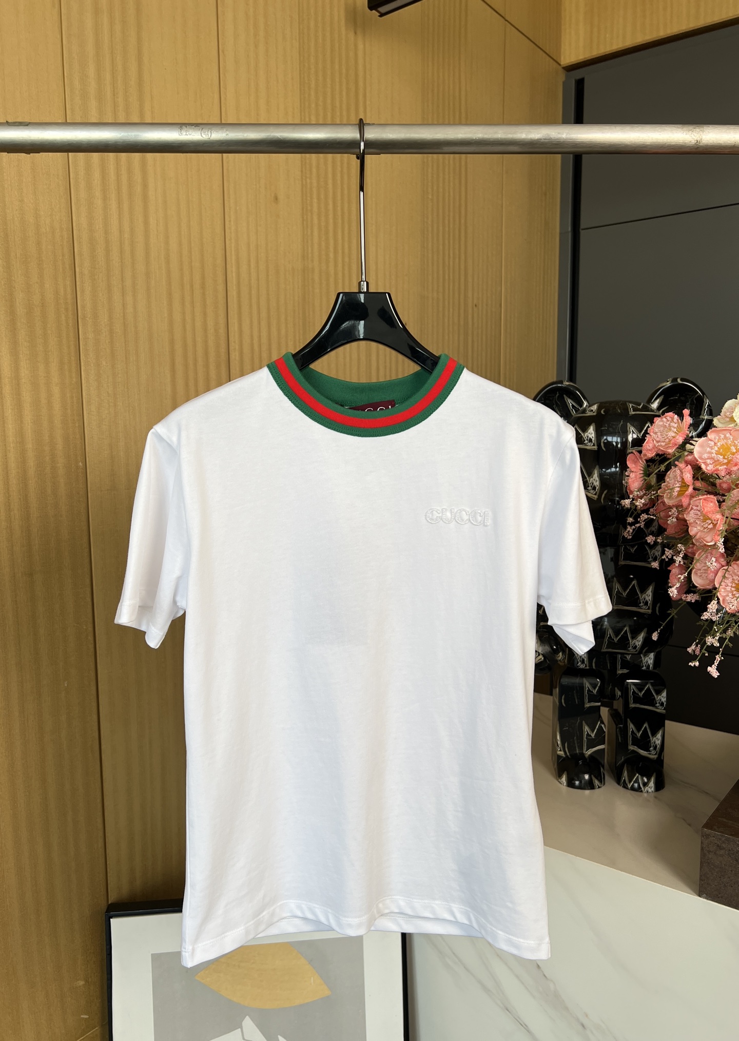 NO:326064,Gucci Spring and Summer New Style Decorated Knitted T-shirt Short Sleeves, Red and Green Webbing Pipes, Gucci Logo Embroidery Patches, Single-Wear Interior All are all stylish and casual. SML, gucci, T-shirt,tees, t-shirt,alexander wang19860909Gucci 春夏新款 饰织带针织T恤短袖、红绿织带滚边、Gucci标识刺绣贴饰、单穿内搭都出彩时髦、休闲版型 码数SML,,gucci,T-shirt,tees，t-shirt,alexander wang,Women's clothing