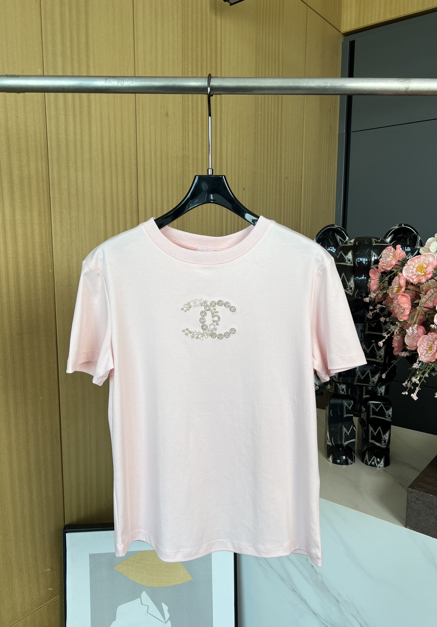 NO:326070,Chanel Xiaoxiang Spring and Summer New Style Sequin-silk-drilled embroidered double C letter short-sleeved T-shirt, versatile upper body high-end and beautiful, casual style S M L, chanel, T-shirt, tees, t-shirt, alexander wang19860909Chanel 小香 春夏新款 亮片烫钻刺绣双C字母短袖T恤、上身百搭高级好看、休闲版型 码数S M L,,chanel,T-shirt,tees，t-shirt,alexander wang,Women's clothing