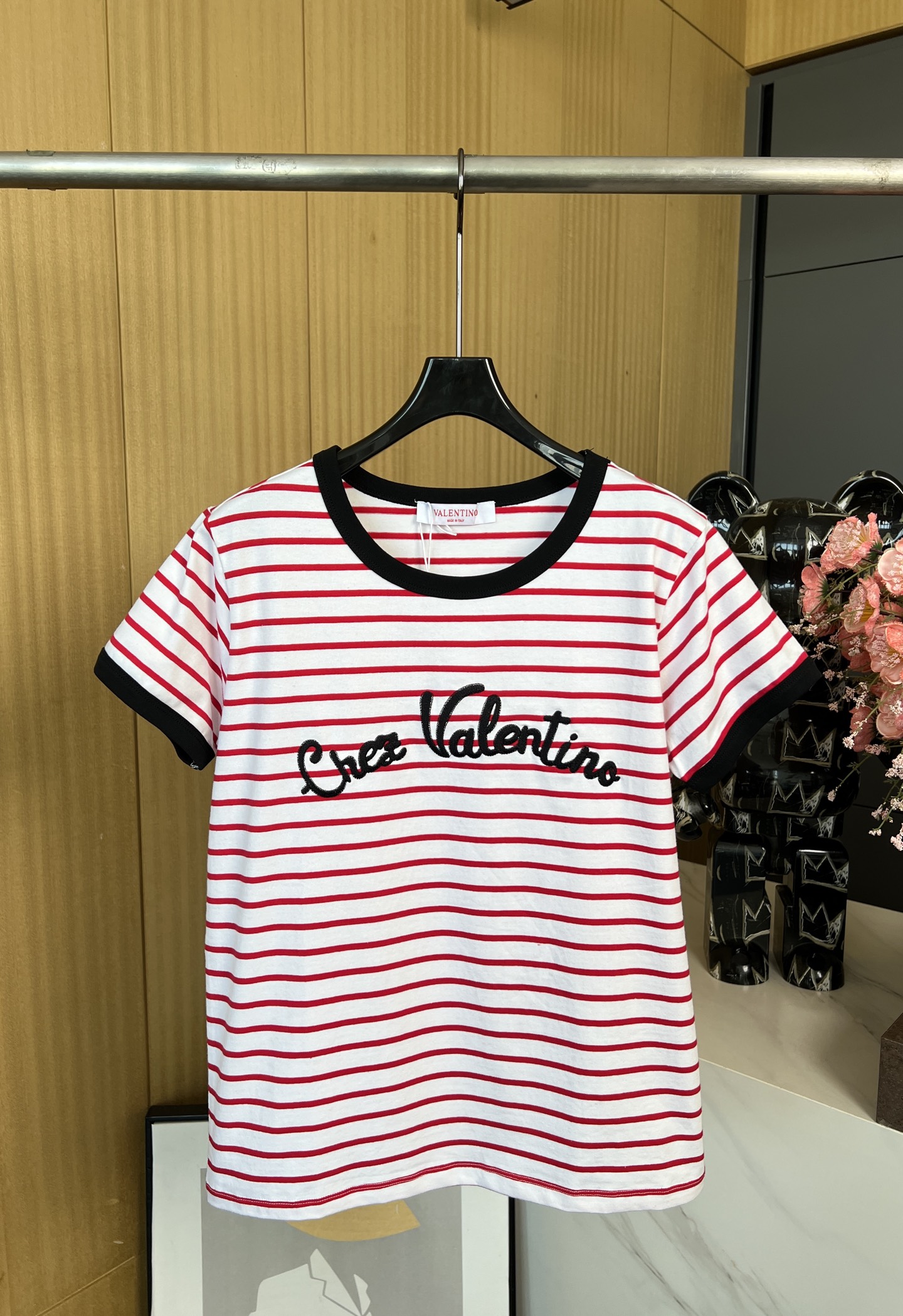 NO:326076,Valentino Spring and summer new style Striped embroidered letters short-sleeved T-shirt, neckline cuffs are highlighted with contrasting thread bags, three-dimensional embroidered arched floral letters on the chest. The inner wear is unique and fashionable and casual. SML, valentino, valentino, T-shirt, tees, t-shirt, alexander wang19860909Valentino 华伦天奴 春夏新款 条纹刺绣字母短袖T恤、领口袖口以撞色螺纹包亮点缀、胸前立体刺绣拱形花体字母 单穿内搭都出彩时髦、休闲版型 码数SML,,valentino,valentino,T-shirt,tees，t-shirt,alexander wang,Women's clothing