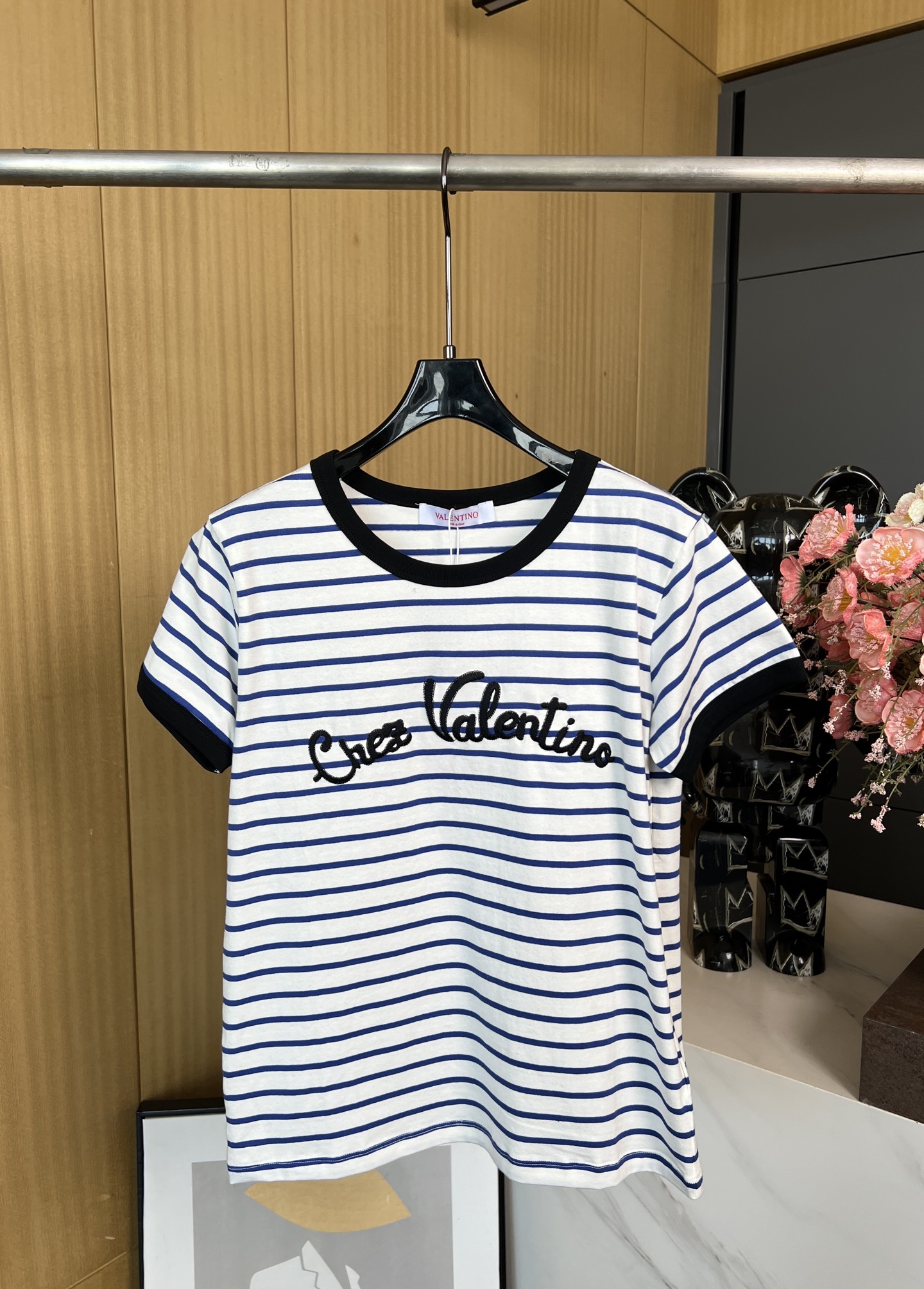 NO:326079,Valentino Spring and summer new style embroidered short-sleeved T-shirt, neckline cuffs are highlighted with contrasting thread bags, three-dimensional embroidered arched floral letters on the chest. The inner wear is unique and fashionable and casual. SML, valentino, valentino, T-shirt, tees, t-shirt, alexander wang19860909Valentino 华伦天奴 春夏新款 刺绣字母短袖T恤、领口袖口以撞色螺纹包亮点缀、胸前立体刺绣拱形花体字母 单穿内搭都出彩时髦、休闲版型 码数SML,,valentino,valentino,T-shirt,tees，t-shirt,alexander wang,Women's clothing