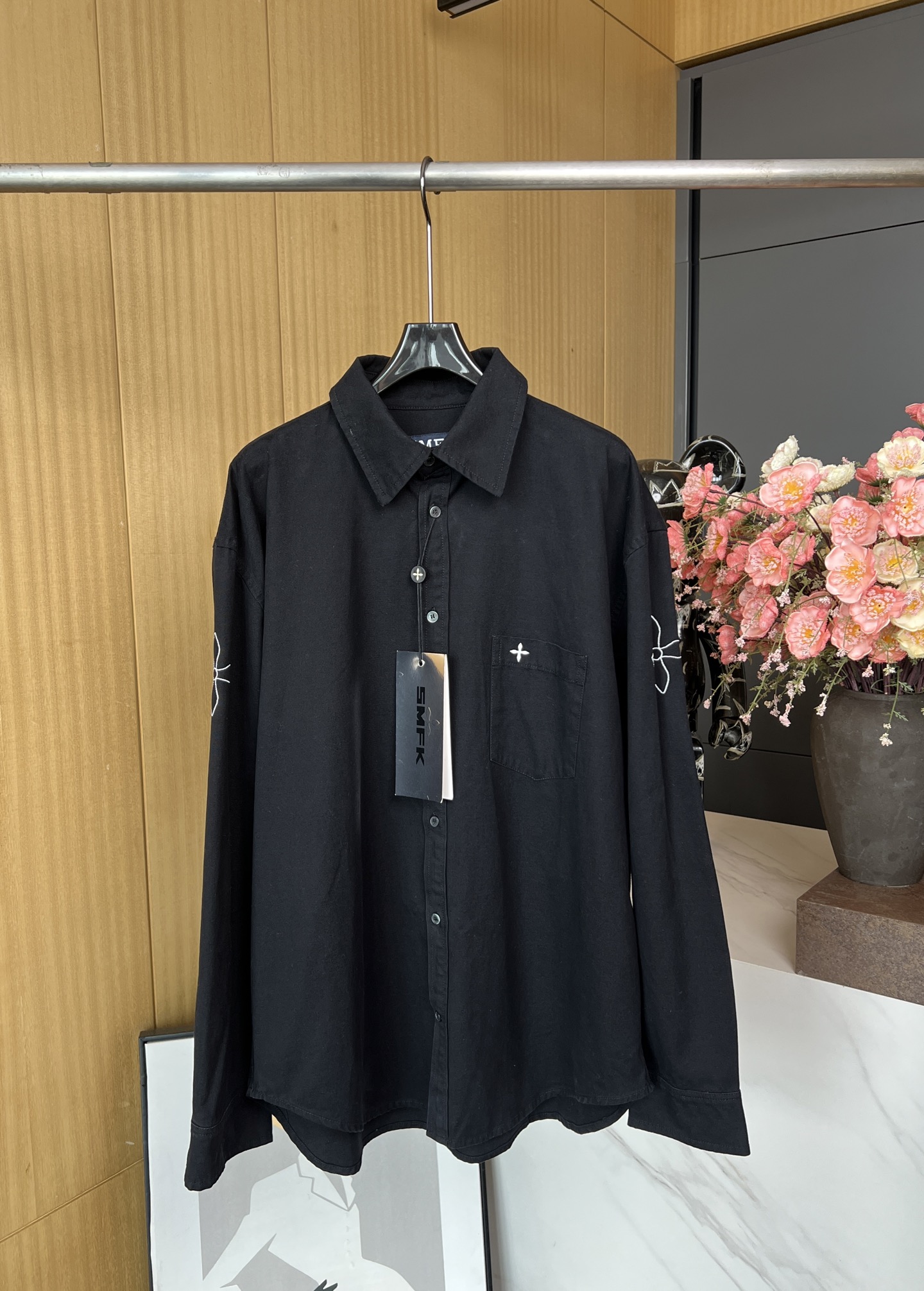 NO:326588,SMFK spring and summer new style embroidered solid color minimalist shirt jacket, exquisite small cross flower embroidered with one left chest pocket, one arm embroidered with dark pattern hollow floral armband, casual style SML, jackets & coats,shirts,alexander wang19860909SMFK 春夏新款 刺绣纯色极简衬衫外套、一左胸口袋刺绣精致小十字花、一手臂刺绣暗纹镂空花型臂章、休闲版型 码数SML,,jackets & coats,shirts,alexander wang,Women's clothing