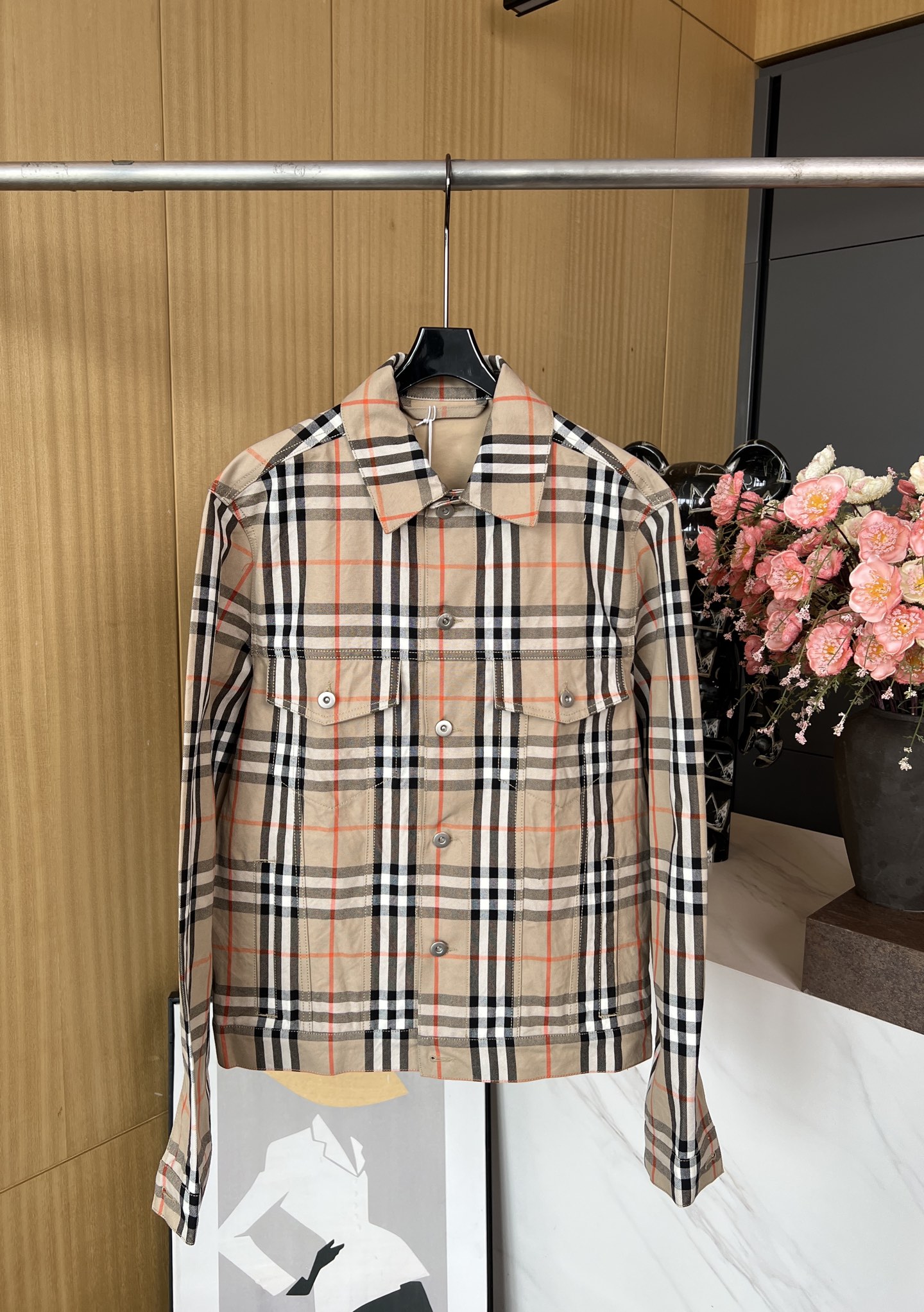 NO:326589,BURBERRY Lapel plaid denim jacket, decorated with plaid pattern print, flip bag and squid bag, rear suede logo patch, silver logo engraved hardware, casual style SMLXL, burberry, jackets & coats, alexander wang19860909BURBERRY 早春新款 翻领格纹牛仔外套、饰有格纹图案印花、翻盖袋和贴边袋、后摆绒面革徽标贴饰、银色徽标雕花五金、休闲版型 码数SMLXL,,burberry,jackets & coats,alexander wang,Women's clothing