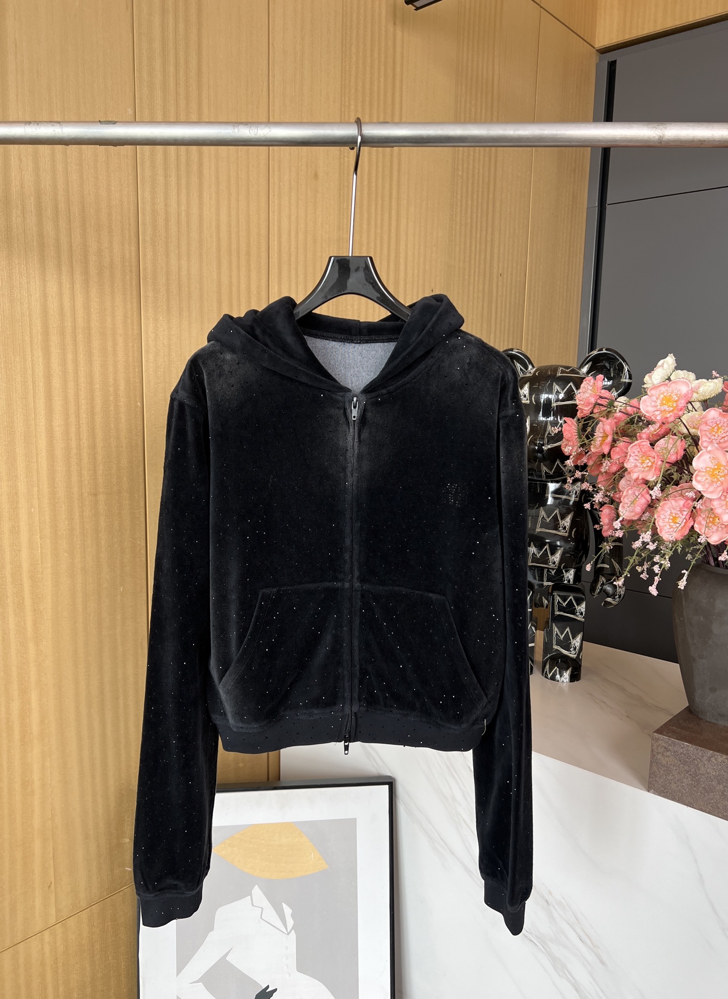 NO:321176,A set.Alexanderwang Spring and summer new style, an old hooded jacket with hood and kangaroo pockets, logo details on the chest, aging effect patterns, casual styles, and sets not to be disassembled. SML,, jackets & coats,hats,alexander wang19860909一套.Alexanderwang 春夏新款 烫钻做旧连帽外套、搭配兜帽和袋鼠口袋、胸部饰有徽标细节、做旧效果图案、休闲版型,套装不拆开 码数SML,,jackets & coats,hats,alexander wang,Women's clothing