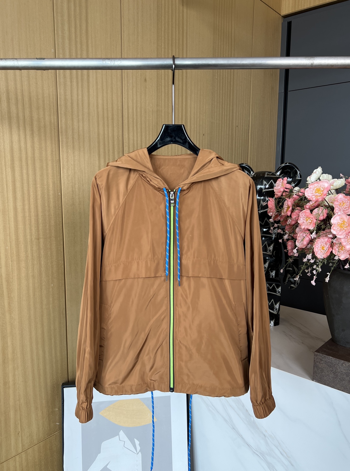 NO:321186,A set.Prad* new spring and summer style retro British style thin hooded jacket, recycled nylon fabric, crimped drawstring on the chest, casual style, set not to be disassembled SML, prada, jackets & coats,hats,alexander wang19860909一套.Prad* 春夏新款 复古英伦风轻薄连帽外套、再生尼龙面料、胸前采用绞花抽绳、休闲版型,套装不拆开 码数SML,,prada,jackets & coats,hats,alexander wang,Women's clothing