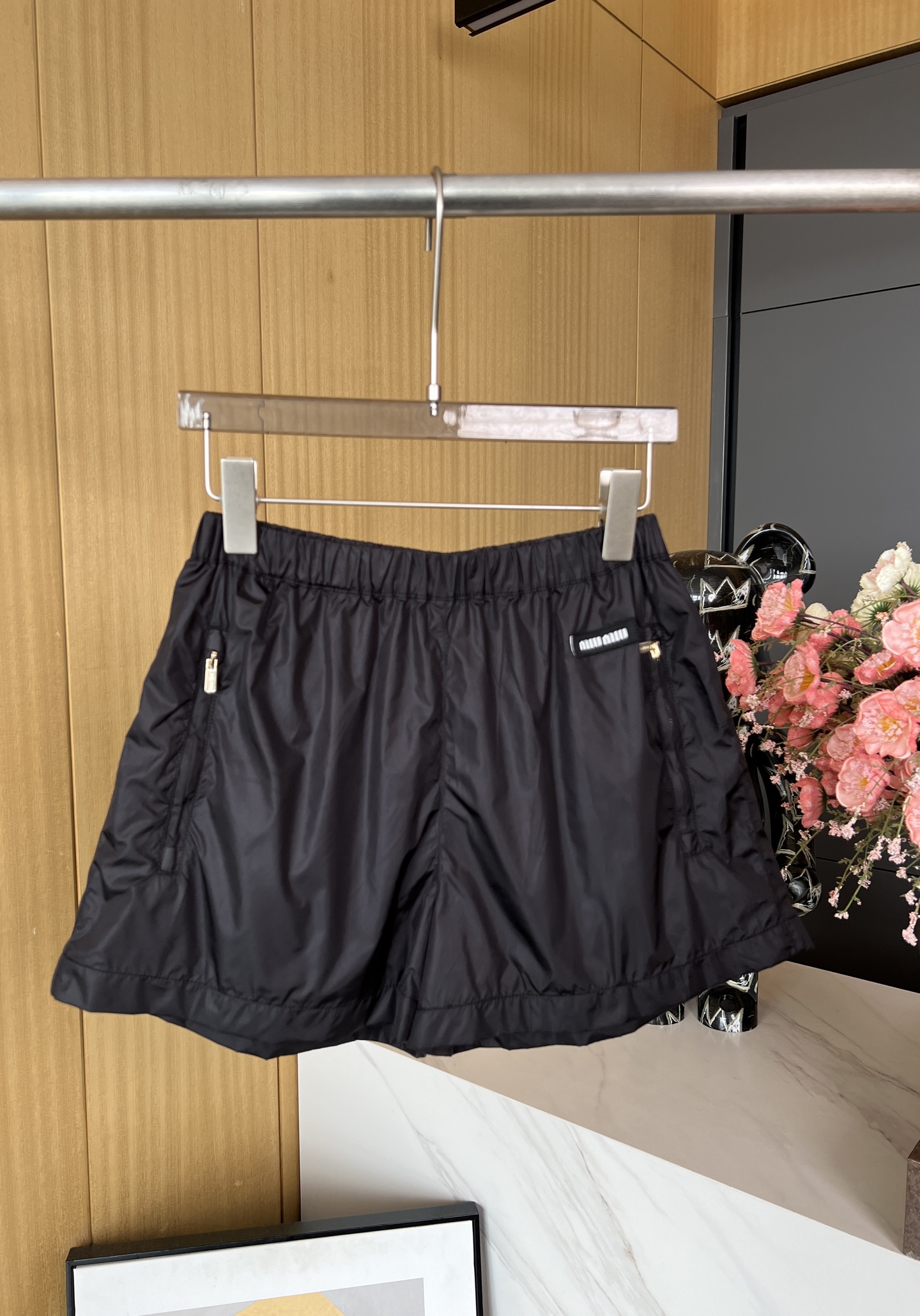 NO:326060,Miu Miu Spring and Summer New Embroidery Logo Technology Nylon Shorts, Elastic Waist, Zippered Pocket, Decorated with Three-dimensional Embroidered Letters, Casual Style SML,,miumiu, Shorts,alexander Wang19860909Miu Miu 春夏新款 刺绣徽标科技尼龙短裤、弹力腰头、拉链式口袋、饰以立体刺绣字母装饰、休闲版型 码数SML,,miumiu,shorts,alexander wang,Women's clothing