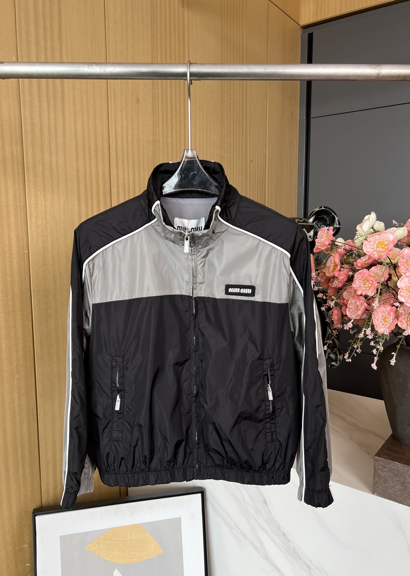 NO:326062,Miu Miu Spring and Summer New Style Logo-decorated zippered short jacket jacket, elastic waist, zippered pocket, decorated with three-dimensional embroidered letters, casual style SML,,miumiu, jackets & coats, jackets & coats, alexander wang19860909Miu Miu 春夏新款 徽标饰拉链短夹克外套、弹力腰头、拉链式口袋、饰以立体刺绣字母装饰、休闲版型 码数SML,,miumiu,jackets & coats,jackets & coats,alexander wang,Women's clothing