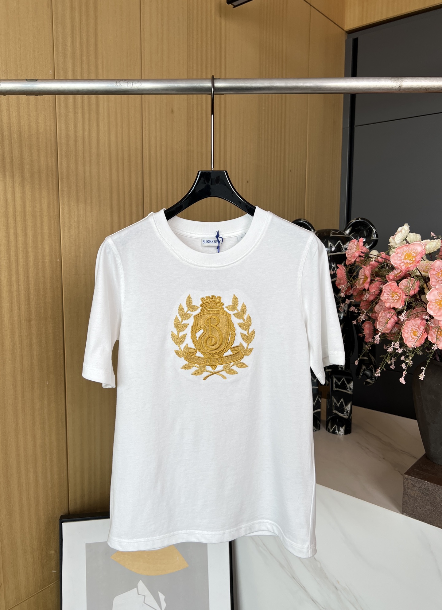 NO:318934,BURBERRY Spring and Summer New Style Badge Letter B Print Round Neck Short-Sleeve T-shirt, Decorative Metal Badge Embroidery, Melt B-shaped Shield and Oak Leaf Wreath Elements, Casual Style Code SML, Burberry, T-shirt,tees, t-shirt,alexander wang19860909BURBERRY 春夏新款 徽章字母B印花圆领短袖T恤、装饰金属感徽章刺绣、融人B字型盾牌和橡树叶花环元素、休闲版型 码数SML,,burberry,T-shirt,tees，t-shirt,alexander wang,Women's clothing