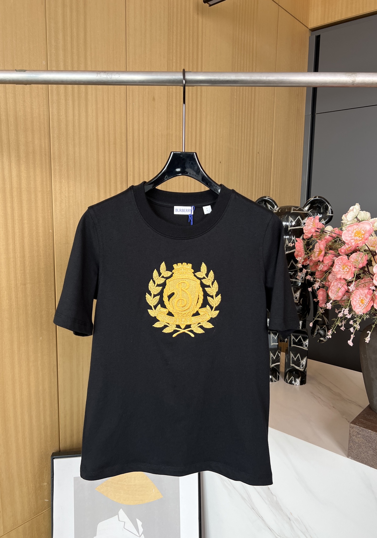 NO:321194,BURBERRY Spring and Summer New Style Badge Letter B Print Round Neck Short-Sleeve T-shirt, Decorative Metal Badge Embroidery, Melt B-shaped Shield and Oak Leaf Garland Elements, Casual Style Code SML, Burberry, T-shirt, Tees, t-shirt, alexander wang19860909BURBERRY 春夏新款 徽章字母B印花圆领短袖T恤、装饰金属感徽章刺绣、融人B字型盾牌和橡树叶花环元素、休闲版型 码数SML,,burberry,T-shirt,tees，t-shirt,alexander wang,Women's clothing