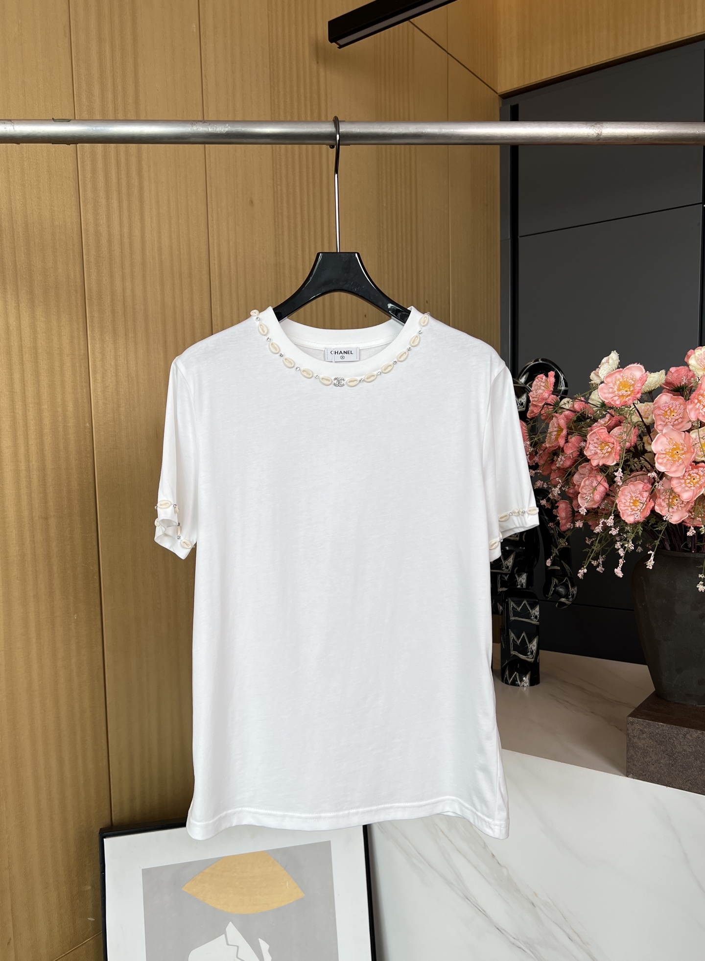 NO:318932,Chane* New spring and summer style Heavy industry shell beads short-sleeved T-shirt, neck cuffs surround shell beads, bright details to create a personal style and casual style. SML, chanel, T-shirt,tees, t-shirt,alexander wang19860909Chane* 春夏新款 重工贝壳钉珠短袖T恤、领口袖口环绕贝壳钉珠、亮眼细节打造个性风格 、休闲版型 码数SML,,chanel,T-shirt,tees，t-shirt,alexander wang,Women's clothing