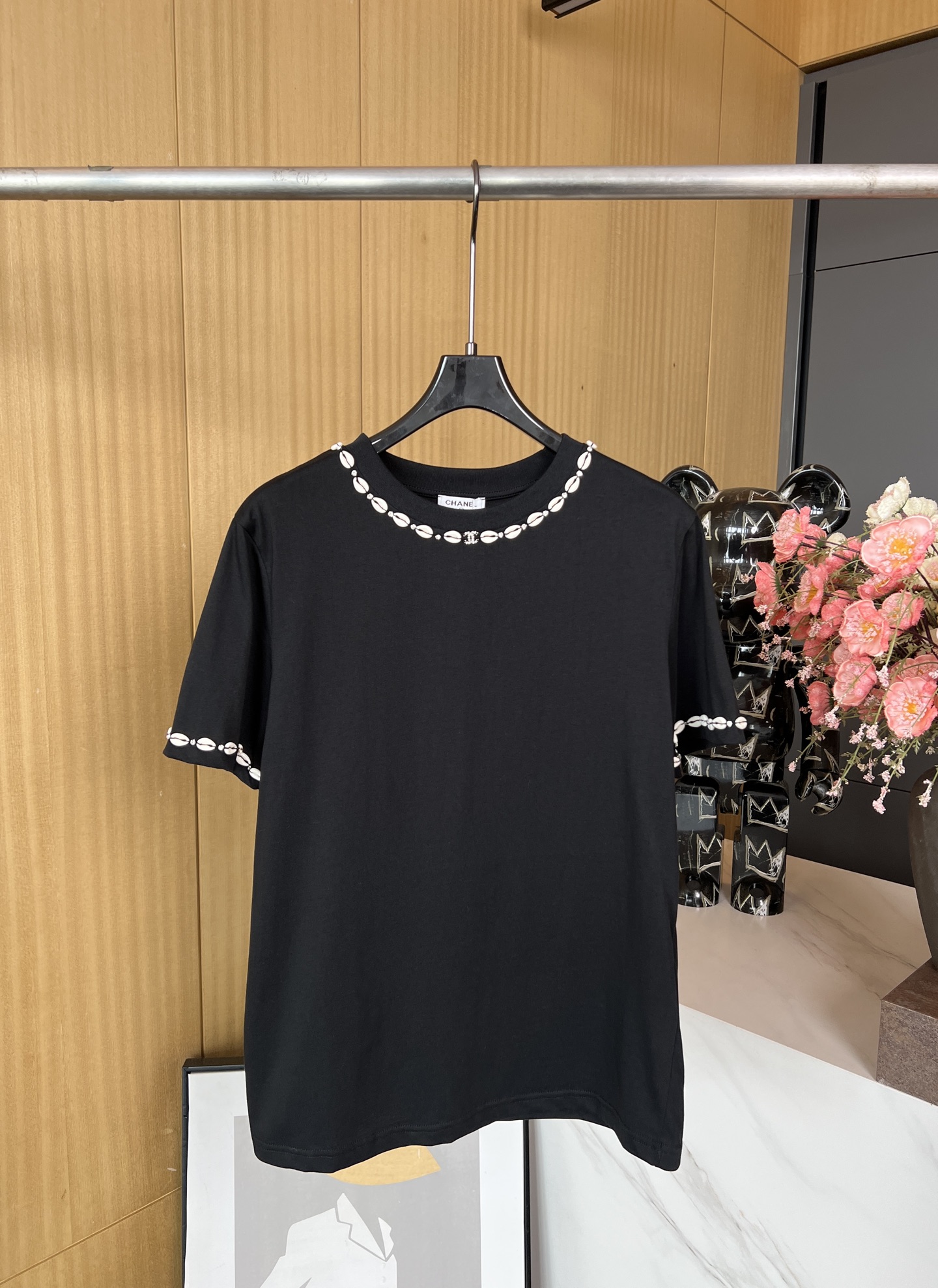 NO:321198,Chane* New spring and summer style Heavy industry shell beads short-sleeved T-shirt, neck cuffs surround shell beads, bright details to create a personal style and casual style. SML, chanel, T-shirt,tees, t-shirt,alexander wang19860909Chane* 春夏新款 重工贝壳钉珠短袖T恤、领口袖口环绕贝壳钉珠、亮眼细节打造个性风格 、休闲版型 码数SML,,chanel,T-shirt,tees，t-shirt,alexander wang,Women's clothing