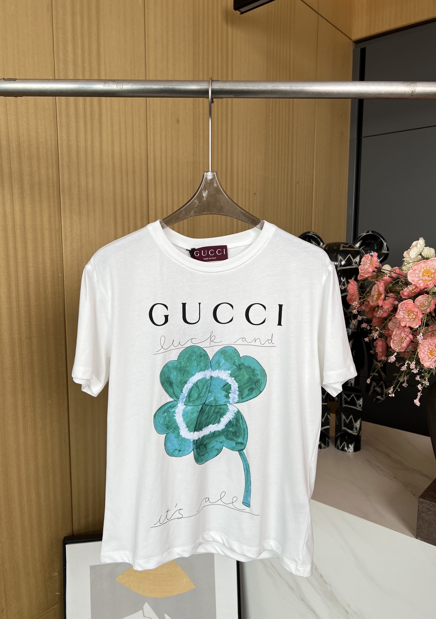NO:326071,Gucci Spring and Summer New Four-leaf Crop Print Short-sleeved T-shirt, Naon Jeong illustrations, Gucci Four-leaf Crop Print Pattern, Casual Style SML, Gucci, T-shirt, Tees, t-shirt, alexander wang19860909Gucci 春夏新款 四叶草印花短袖T恤、Naon Jeong插画作品、前后都Gucci四叶草印花图案、休闲版型 码数SML,,gucci,T-shirt,tees，t-shirt,alexander wang,Women's clothing