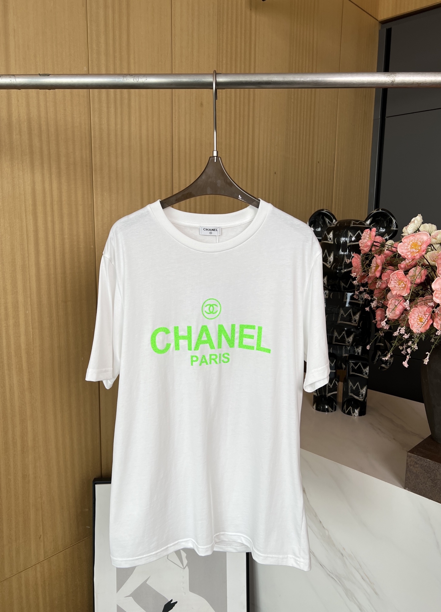 NO:318930,Chane* Spring and summer new style round neck printed letter short-sleeved T-shirt, chest printing process restores color, fluorescent green collision with large body, casual style SML, chanel, T-shirt,tees, t-shirt,alexander wang19860909Chane* 春夏新款 圆领印花字母短袖T恤、胸前利用印花工艺还原色彩、荧光绿色与大身碰撞、休闲版型 码数SML,,chanel,T-shirt,tees，t-shirt,alexander wang,Women's clothing