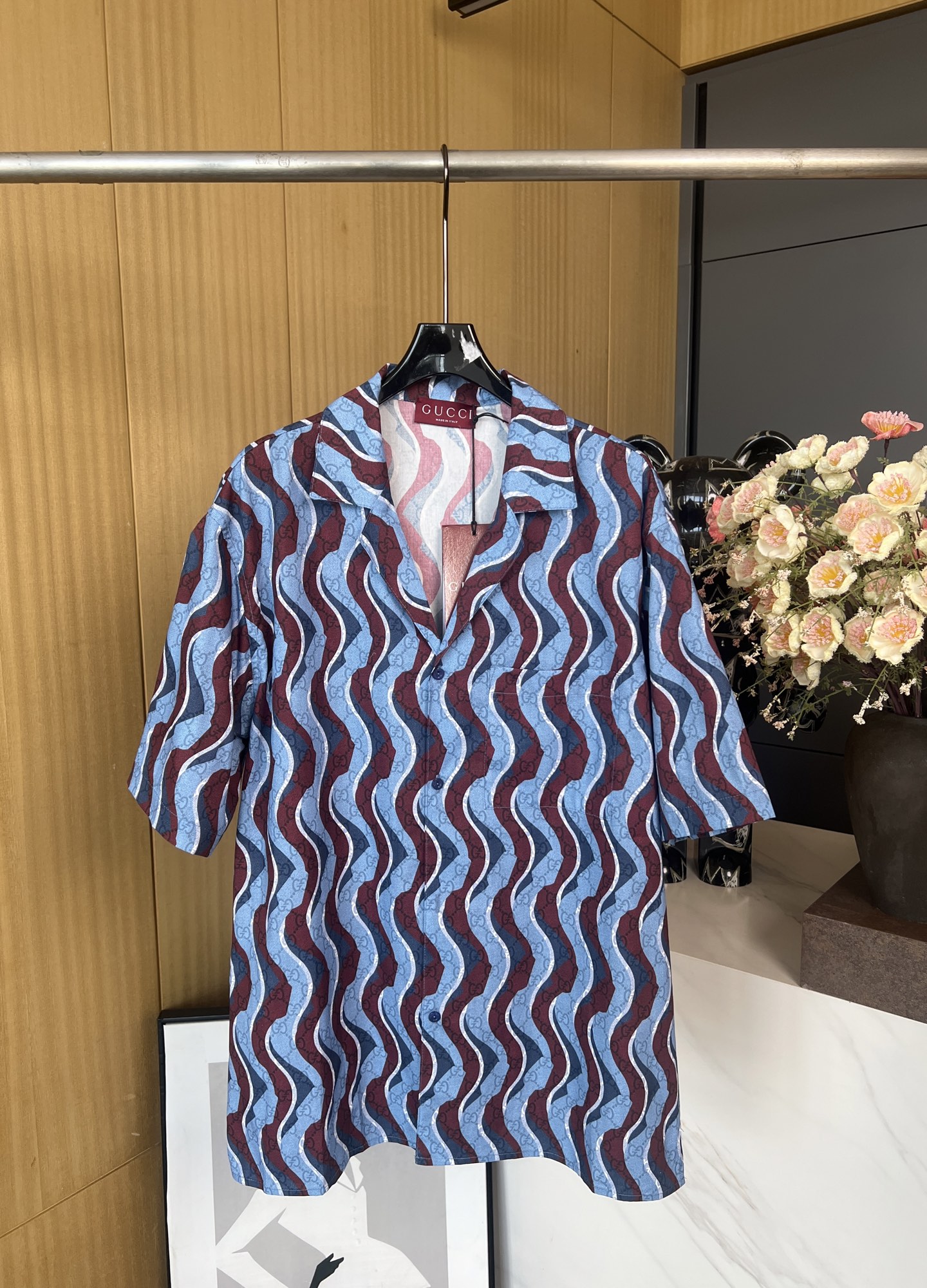 NO:322865,Gucci early spring new style cotton poplin sleeves, citing snake-shaped patterns with blue and burgundy red outlines the whole body, and then paired with GG patterns as a whole body print, so that the whole clothes can be adjusted alone and must-have for beach vacation and leisure. SMLXL, gucci, alexander wang19860909Gucci早春新款 棉府绸讨衫、引用蛇型图案用蓝色和酒红色勾勒全身、再搭配GG图案作为通体印花,让整款衣服独居调型、海滩度假休闲必备款 码数SMLXL,,gucci,alexander wang,Women's clothing