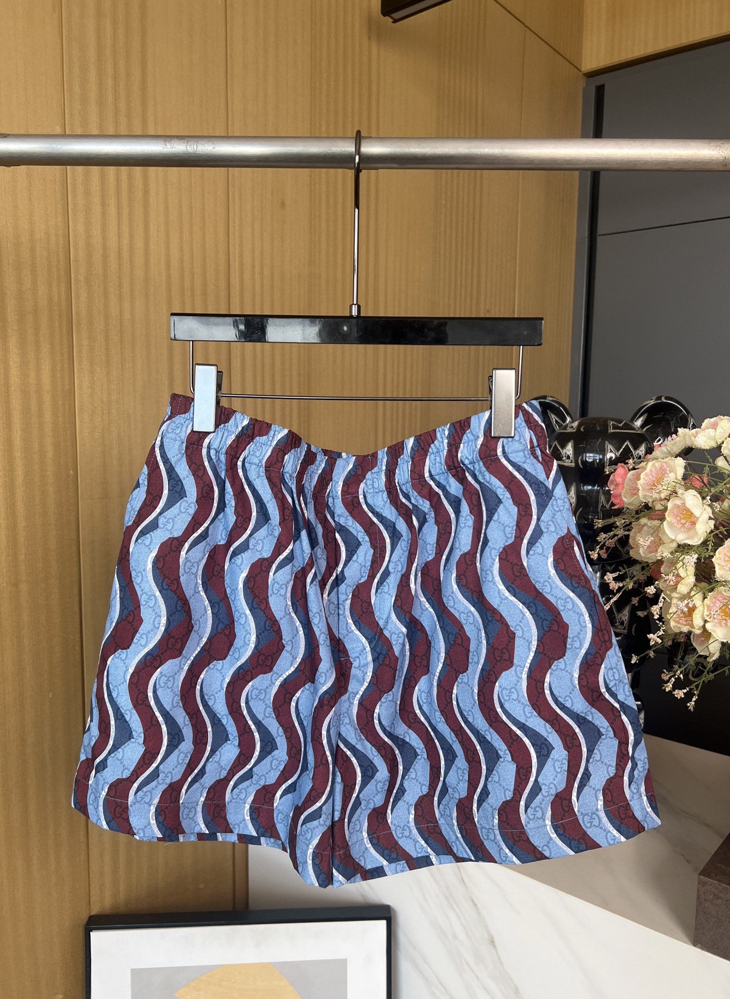 NO:322863,Gucci Spring and Summer New Cotton Poplin Shorts, citing snake-shaped patterns outline the whole body with blue and burgundy, and then paired with GG patterns as a whole body print, allowing the whole clothes to live alone, and must have beach vacation and leisure. SMLXL, gucci, shorts, alexander wang19860909Gucci 春夏新款 棉府绸短裤、引用蛇型图案用蓝色和酒红色勾勒全身、再搭配GG图案作为通体印花、让整款衣服独居调型、海滩度假休闲必备 码数SMLXL,,gucci,shorts,alexander wang,Women's clothing