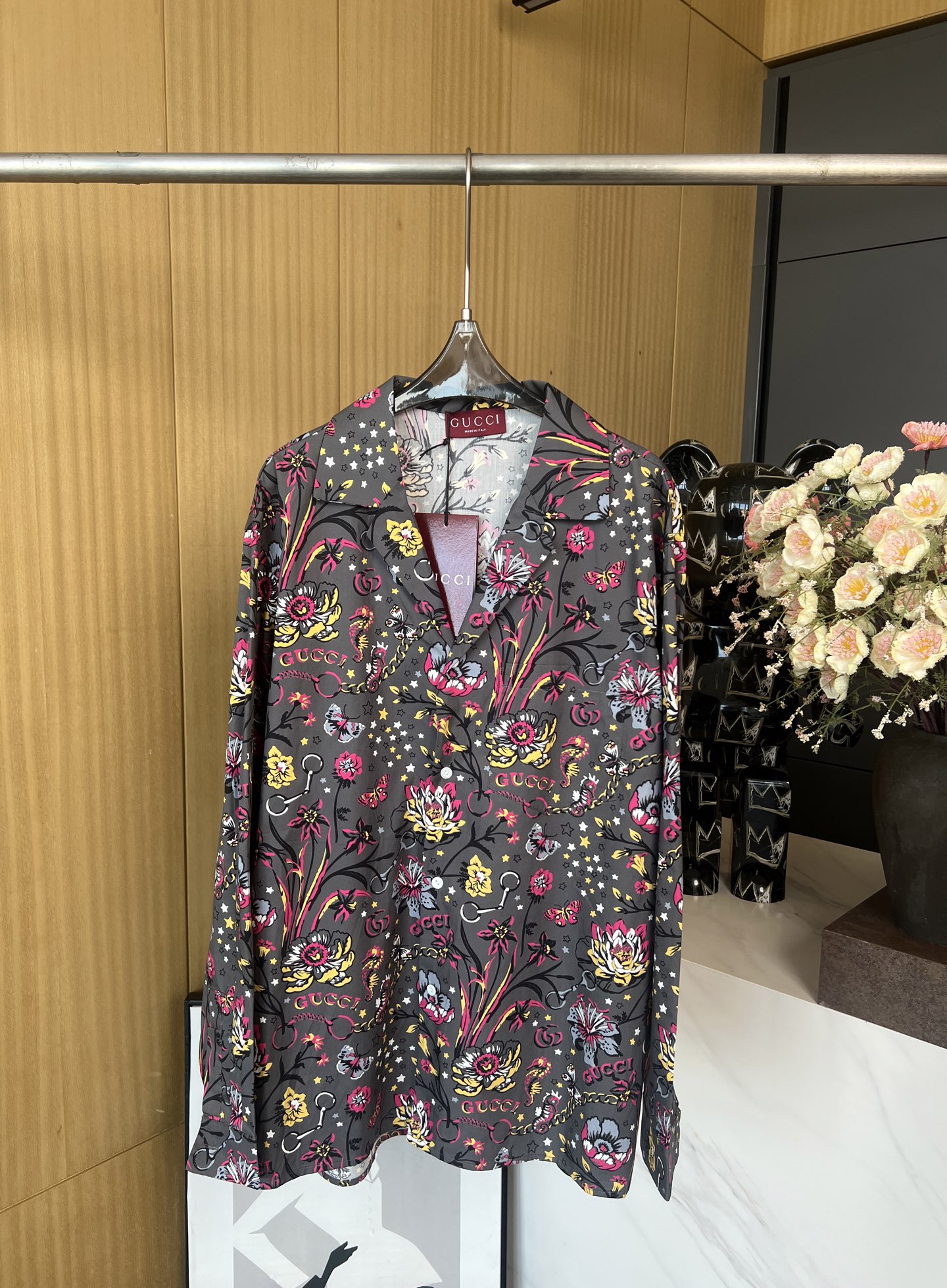 NO:322861,Gucci Spring and Summer New Style Casual Long-sleeved Lapel Shirt, full body with flower and plant pattern print, the brand letter logo is hidden inside, it seems to be surrounded by nature when worn, it is essential for summer sun protection and leisure, loose style, same style for men and women. Size S M L XL,,gucci,alexander wang19860909Gucci 春夏新款 休闲长袖翻领衬衣,全身采用花朵植物图案印花,其中品牌字母logo内藏其中,穿上它好像被大自然包围一般,夏日防晒休闲必备,宽松版型、男女同款 码数S M L XL,,gucci,alexander wang,Women's clothing