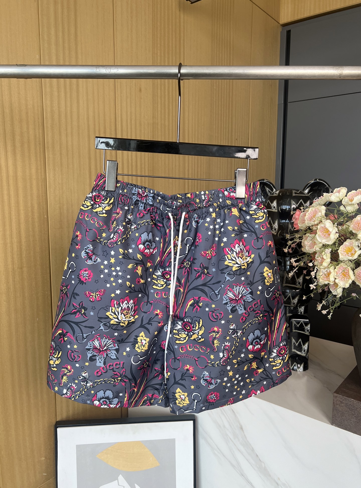 NO:322860,Gucci Spring and Summer New Flower Plant Pattern Printed Shorts, the brand letter logo is hidden in it, it seems to be surrounded by nature when worn, one of the essential tools for sun protection and leisure in summer. S M L XL, gucci, shorts, alexander wang19860909Gucci 春夏新款 花朵植物图案印花短裤,其中品牌字母logo内藏其中,穿上它好像被大自然包围一般,夏日防晒休闲必备神器之一 码数S M L XL,,gucci,shorts,alexander wang,Women's clothing