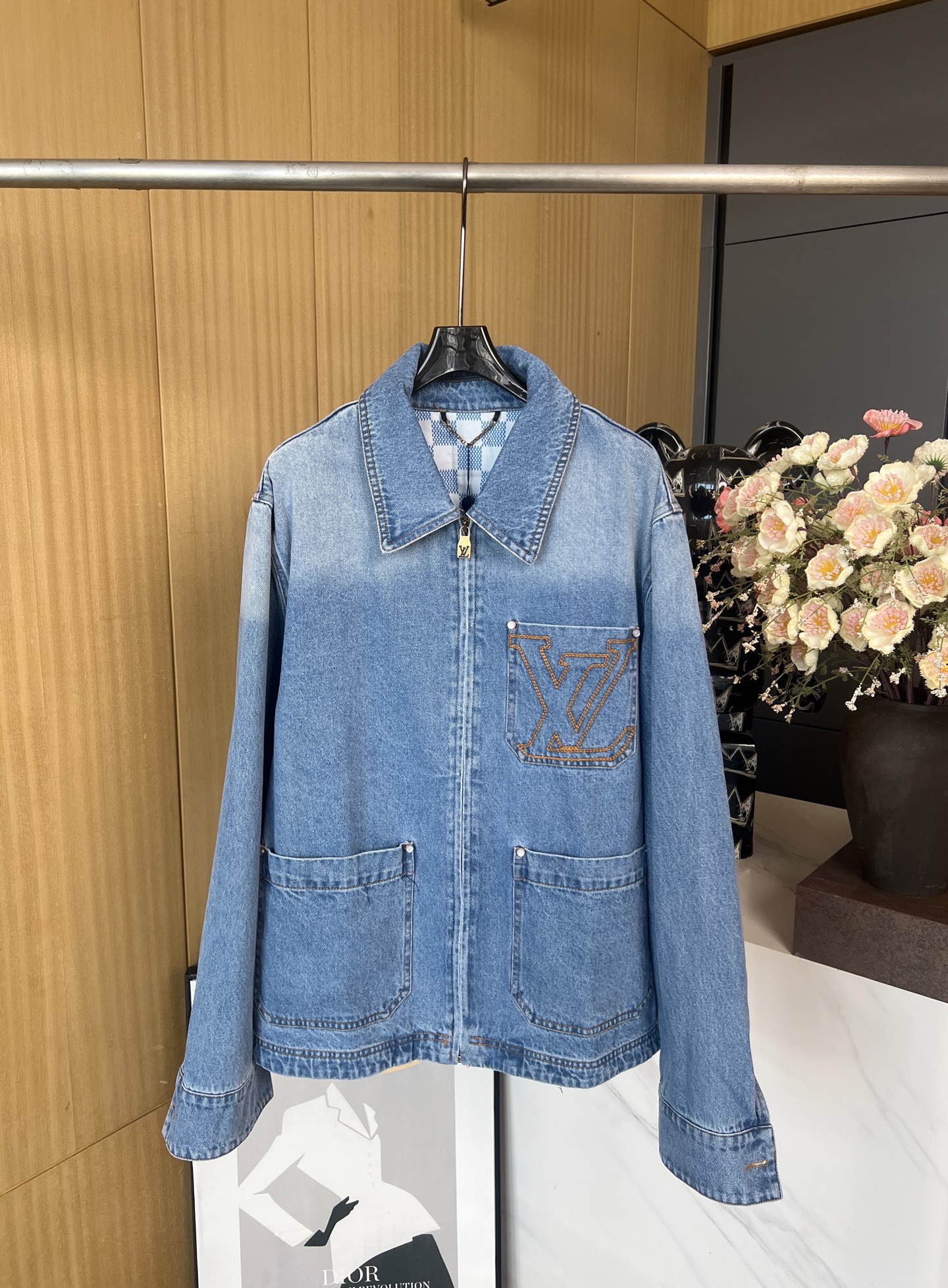 NO:322854,Louis Vuitto*n Louis early spring new style lapel denim long-sleeved jacket, light blue gradient denim wash, LV brand suede label on the back, metal zipper also has logo, loose style, same style for men and women. Size S M L XL,,louis vuitton,louis vuitton,louis vuitton,jackets & coats,alexander wang19860909Louis Vuitto*n 路易 早春新款 翻领牛仔长袖外套、采用浅蓝色渐变牛仔洗水、后部呈现LV品牌绒面革标签、金属拉链也有标识、宽松版型、男女同款 码数S M L XL,,louis vuitton,louis vuitton,louis vuitton,jackets & coats,alexander wang,Women's clothing
