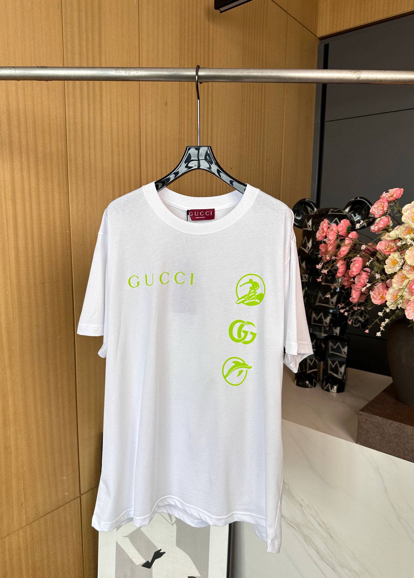NO:322866,Gucci Spring and Summer New Style Surfing Element Print Round Neck Short-Sleeve T-Shirt, Gucci Logo Print on the Front, and Gucci Surfer Print on the Back Clever Print, Casual Style, Men and Women's Same Model SMLXL, Gucci, T-shirt, Tees, t-shirt, alexander wang19860909Gucci 春夏新款 冲浪元素印花圆领短袖T恤、正面缀饰Gucci标识印花,背面巧妙融入Gucci冲浪者印花、休闲版型、男女同款 码数SMLXL,,gucci,T-shirt,tees，t-shirt,alexander wang,Women's clothing