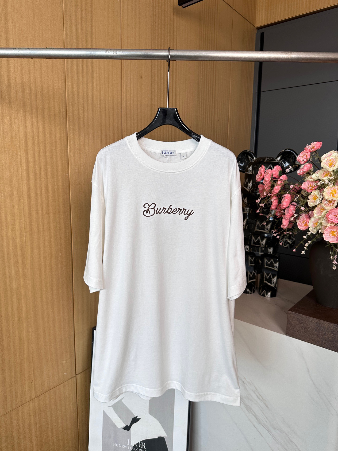 NO:318920,BURBERRY Early Spring New Soldier Surfing Paintboard Letter Print Short Sleeve T-shirt, Burberry Letter Logo Print, Plastic B-shaped Design Striped Surfboard Decoration, Casual Style, Men and Women Same Model Number SMLXL, Burberry, T-shirt,tees, t-shirt,alexander wang19860909BURBERRY 早春新款 士兵冲浪画板字母印花短袖T恤、前胸饰有Burberry 字母徽标印花、塑就B 字型设计条纹冲浪板装饰、休闲版型、男女同款 码数SMLXL,,burberry,T-shirt,tees，t-shirt,alexander wang,Women's clothing