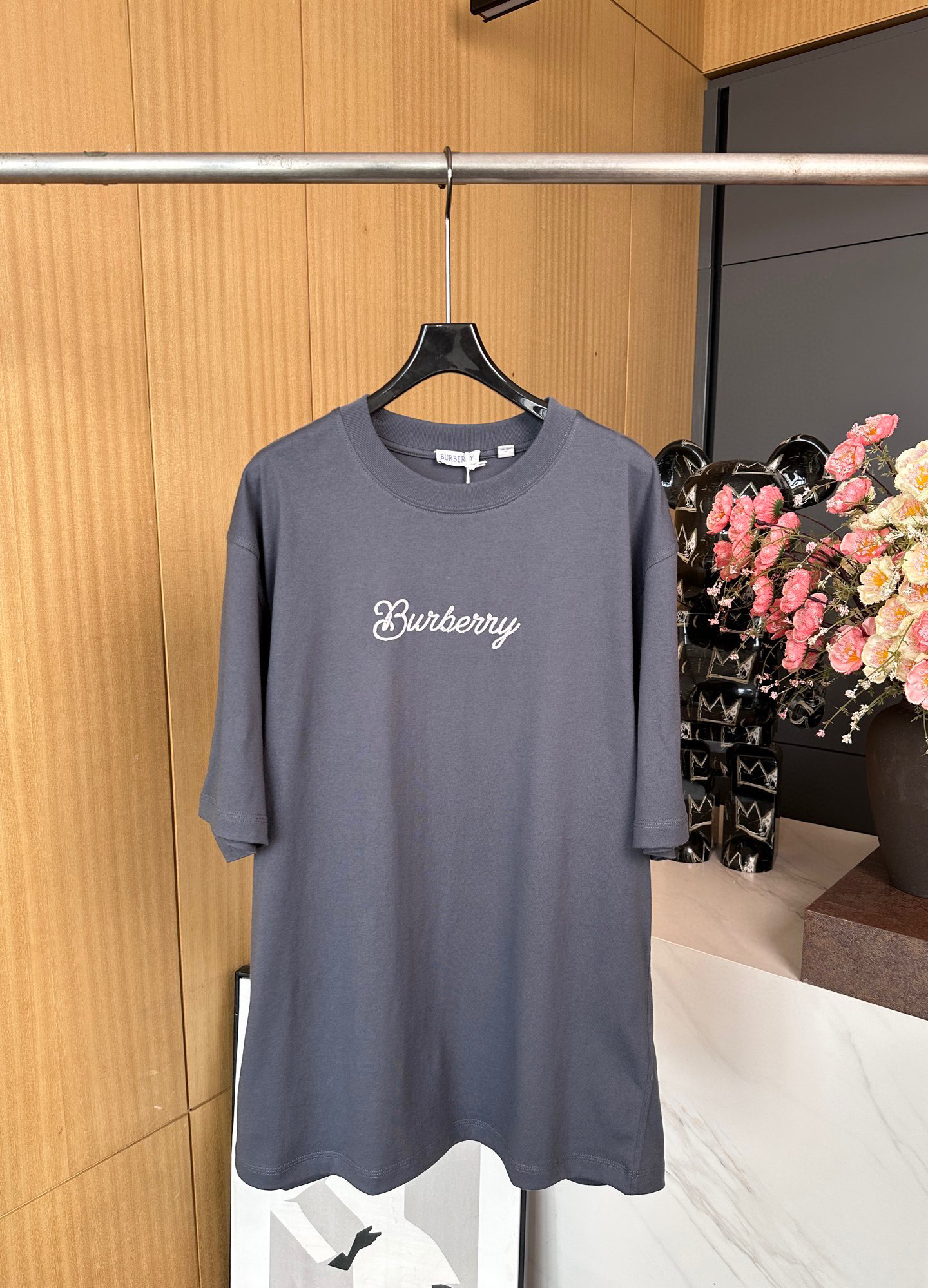 NO:322868,BURBERRY Early Spring New Soldier Surfing Paintboard Letter Print Short Sleeve T-shirt, Burberry Letter Logo Print, Plastic B-shaped Design Striped Surfboard Decoration, Casual Style, Men and Women Same Model Number SMLXL, Burberry, T-shirt,tees, t-shirt,alexander wang19860909BURBERRY 早春新款 士兵冲浪画板字母印花短袖T恤、前胸饰有Burberry 字母徽标印花、塑就B 字型设计条纹冲浪板装饰、休闲版型、男女同款 码数SMLXL,,burberry,T-shirt,tees，t-shirt,alexander wang,Women's clothing