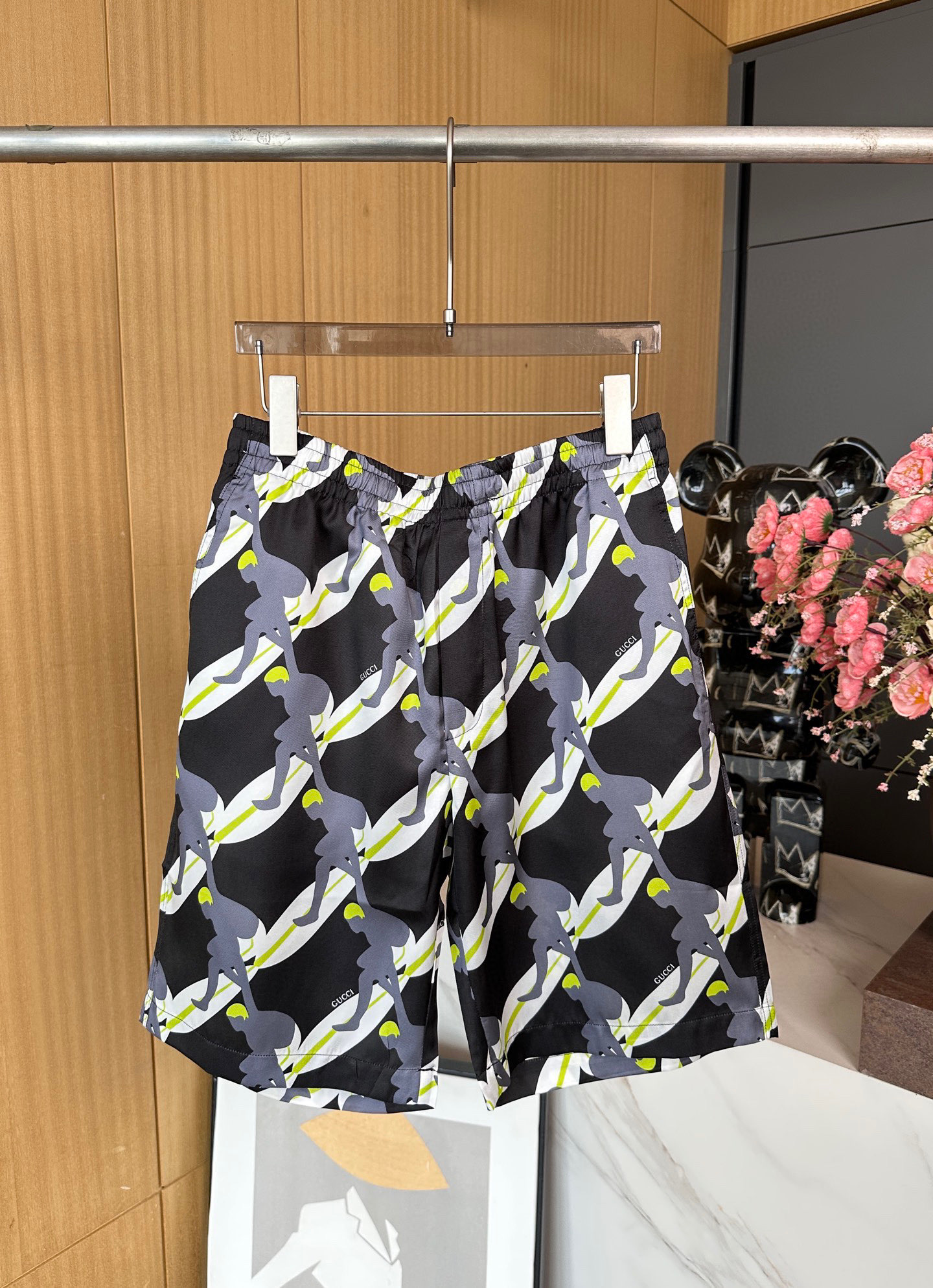 NO:323403,Men's Gucci Spring and Summer New Printed Twill Shorts, Integrated Printing Design Shows Surfers, Dolphins, Hibiscus and Banana Leaf Printing Patterns, Elastic Waist with Drawstring, Casual Style SMLXL, Gucci, Shorts, Alexander Wang19860909男款 Gucci 春夏新款 印花斜纹短裤、一体连续的印花设计呈现冲浪者、海豚、朱槿和香蕉叶印花图案、松紧腰头配抽绳、休闲版型 码数SMLXL,,gucci,shorts,alexander wang,Women's clothing