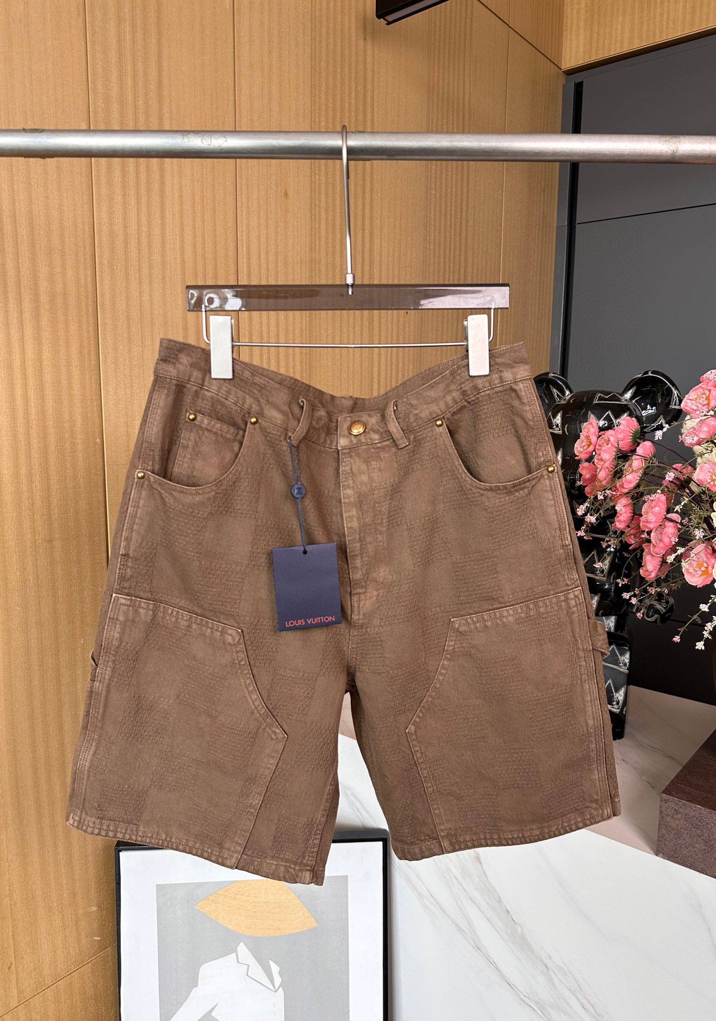 NO:323401,Men's Louis Vuitto*n Louis Spring and Summer New Chessboard checkered denim shorts Full of realistic checkerboard pixel effects, small metal nail decoration on the pocket, brown leather card embellishment on the back pocket, casual style S M L XL,,louis vuitton,louis vuitton,shorts,alexander wang19860909男款 Louis Vuitto*n 路易 春夏新款 棋盘格纹路牛仔短裤 满身现实棋盘格像素效果、袋口金属小钉子装饰、后袋棕色皮牌点缀、休闲版型 码数 S M L XL,,louis vuitton,louis vuitton,shorts,alexander wang,Women's clothing