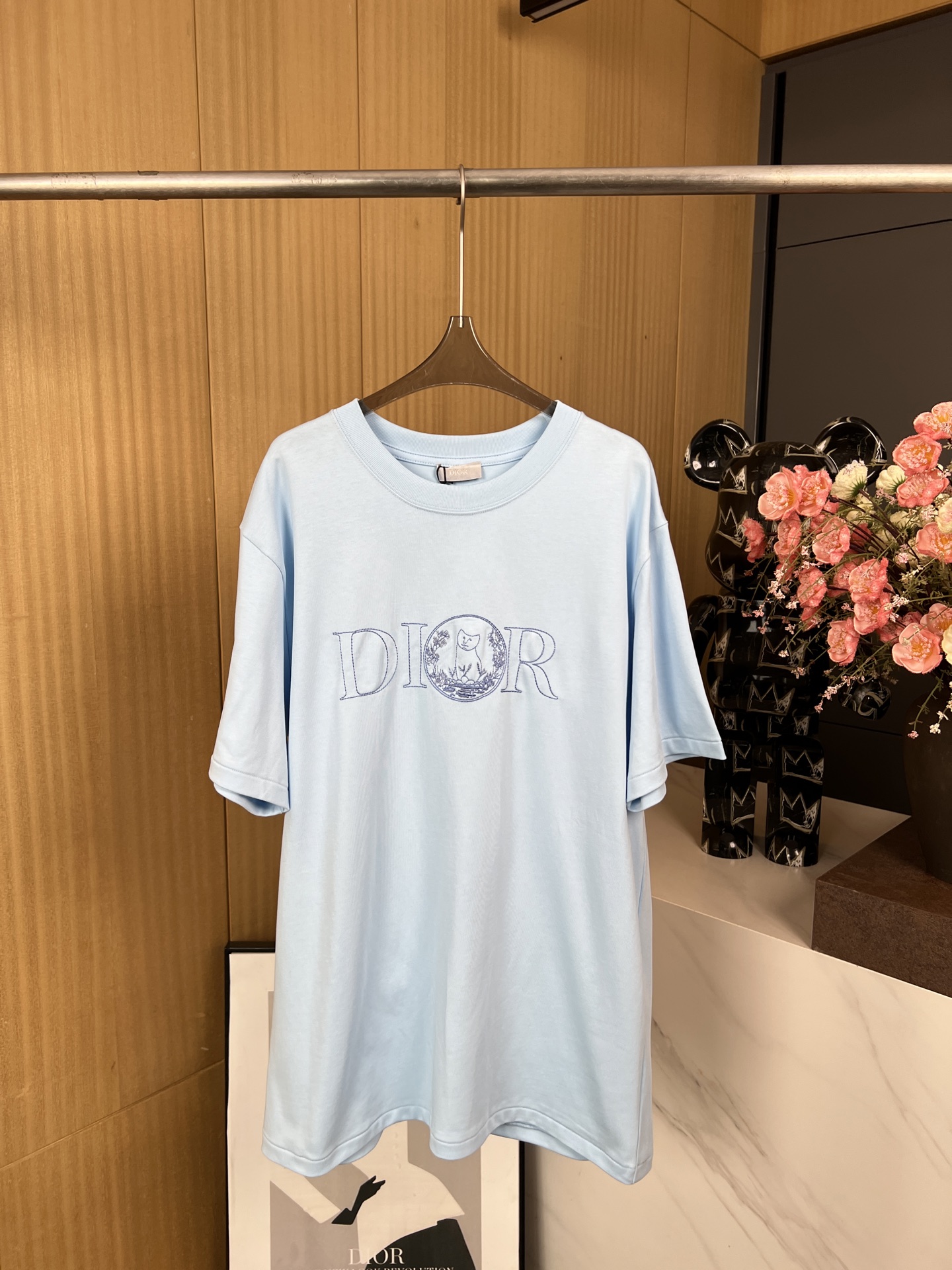 NO:323407,Dior new spring and summer style knitted round-neck cotton T-shirt, front letter logo embroidery, embellished animal and plant patterns, classic style cut, loose style, same style for men and women. S M L XL,,dior,tees, t-shirt,alexander wang19860909Dior 春夏新款 针织圆领棉布T恤、前胸字母logo刺绣、点缀动物植物图案、经典版型剪裁、宽松版型、男女同款 码数S M L XL,,dior,tees，t-shirt,alexander wang,Women's clothing