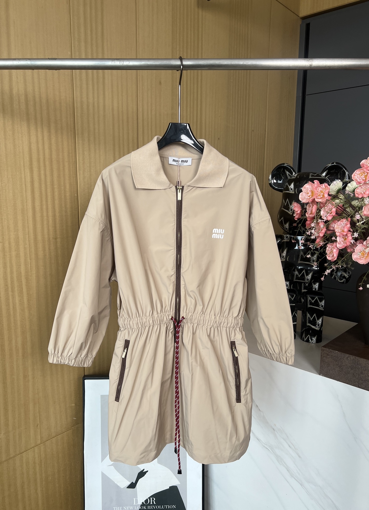 NO:323393,MiuMi* Spring and summer new drawstring work dress, made of customized YB waterproof and windproof environmentally friendly recycled nylon material, zippered half-pallet lapel dress, casual style SML, miumiu, skirts, alexander wang19860909MiuMi* 春夏新款 抽绳工装连衣裙,采用定制YB防水防风环保再生尼龙材质 ,拉链半开襟翻领连衣裙、休闲版型 码数SML,,miumiu,skirts,alexander wang,Women's clothing