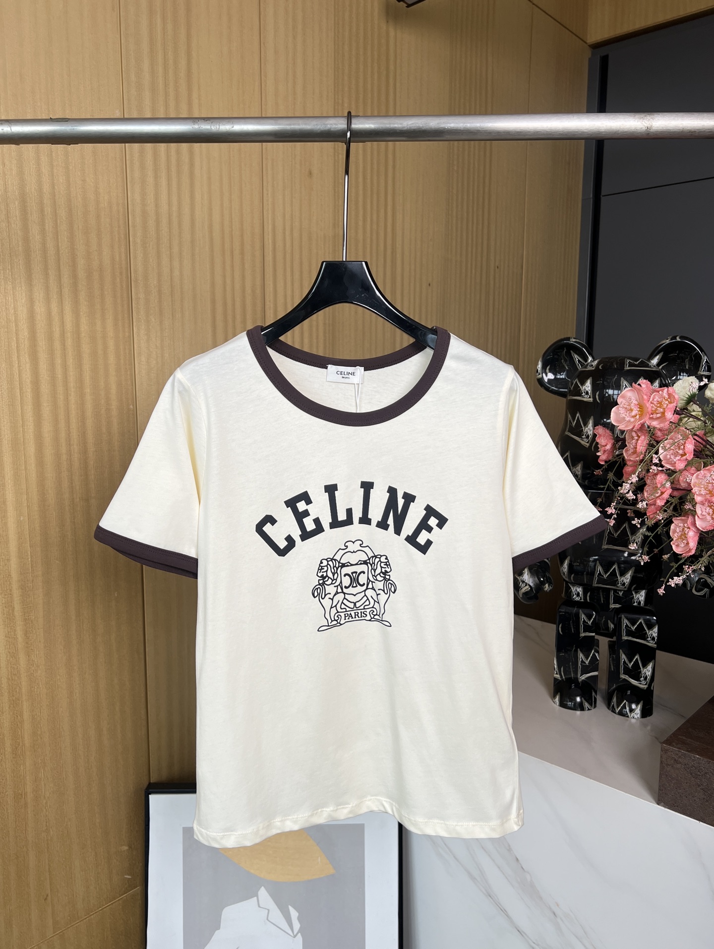 NO:323384,CEline*Summer college style slim cotton letter short-sleeved T-shirt in women's college style. Customized contrasting edges are low-key and luxurious, and the style is versatile and not picky about people's upper body. It is beautiful!  SML, celine, T-shirt,tees, t-shirt,alexander wang19860909CEline*夏季女大学院风修身纯棉字母短袖T恤.定制撞色包边低调奢华,版型百搭不挑人上身美的不要不要的！ 码数SML,,celine,T-shirt,tees，t-shirt,alexander wang,Women's clothing