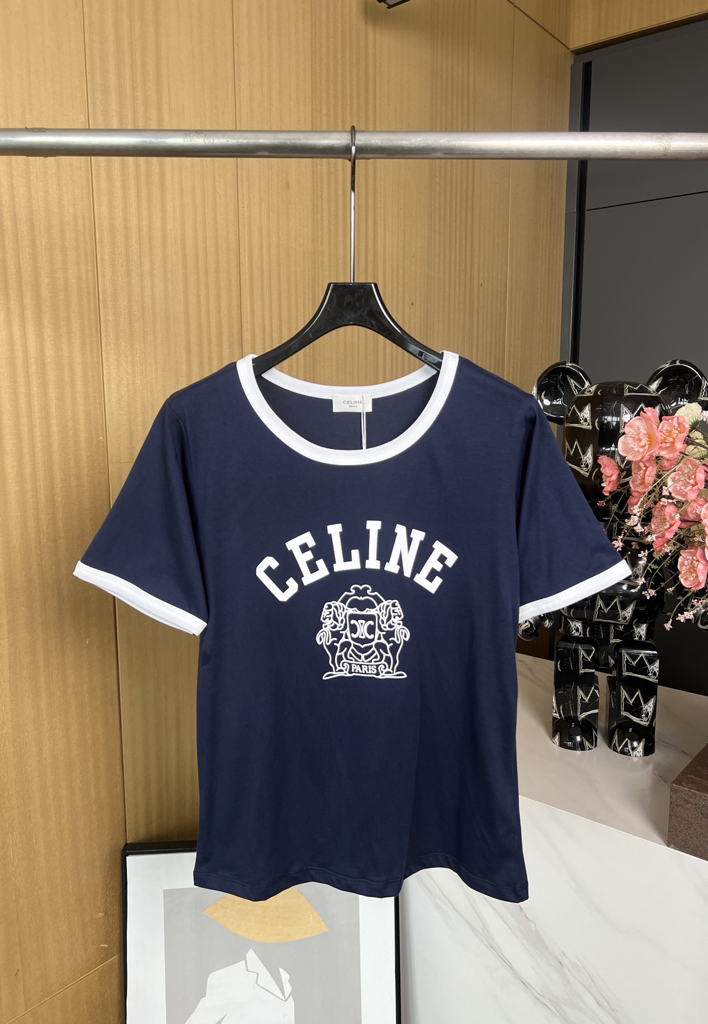 NO:323387,CEline*Summer college style slim cotton letter short-sleeved T-shirt in women's college style. Customized contrasting edges are low-key and luxurious, and the style is versatile and not picky about people's upper body. It is beautiful!  SML, celine, T-shirt,tees, t-shirt,alexander wang19860909CEline*夏季女大学院风修身纯棉字母短袖T恤.定制撞色包边低调奢华,版型百搭不挑人上身美的不要不要的！ 码数SML,,celine,T-shirt,tees，t-shirt,alexander wang,Women's clothing