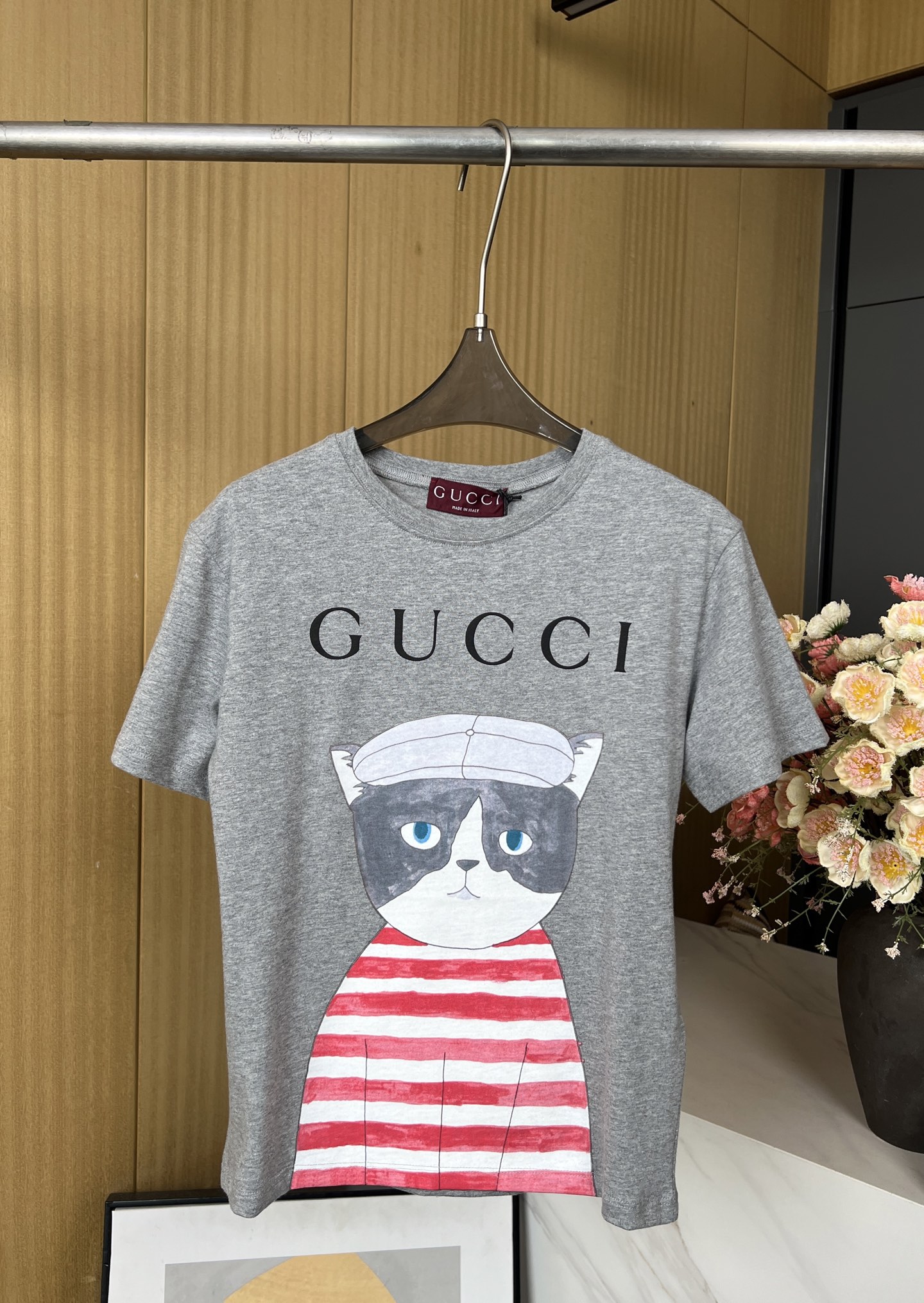 NO:325060,Gucci Spring and Summer New Cat Letter Print T-shirt, Naon Jeong illustrations, Gucci puppy print, casual style SML, gucci,tees, t-shirt, alexander wang19860909Gucci 春夏新款 猫咪字母印花T恤、Naon Jeong插画作品、Gucci小狗印花、休闲版型 码数SML,,gucci,tees，t-shirt,alexander wang,Women's clothing