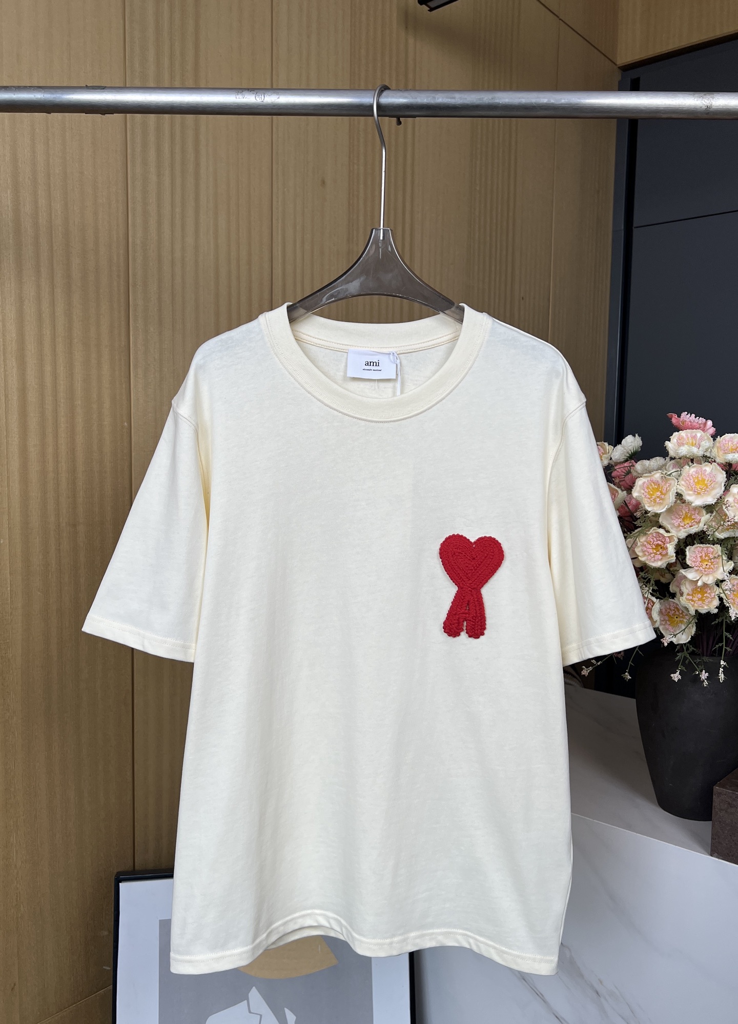 NO:325082,AMI Spring and Summer New Style Weaving Love Cotton Round Neck Short-Sleeve T-shirt, Embroidered Signature Love Pattern, Simple Style, Lazy SML, T-shirt, Tees, T-shirt, Alexander Wang19860909AMI 春夏新款 编织爱心棉质圆领短袖T恤、 刺绣标志性大爱心图案、搭配简约版型、慵懒中透着一丝精致、休闲版型 码数SML,,T-shirt,tees，t-shirt,alexander wang,Women's clothing
