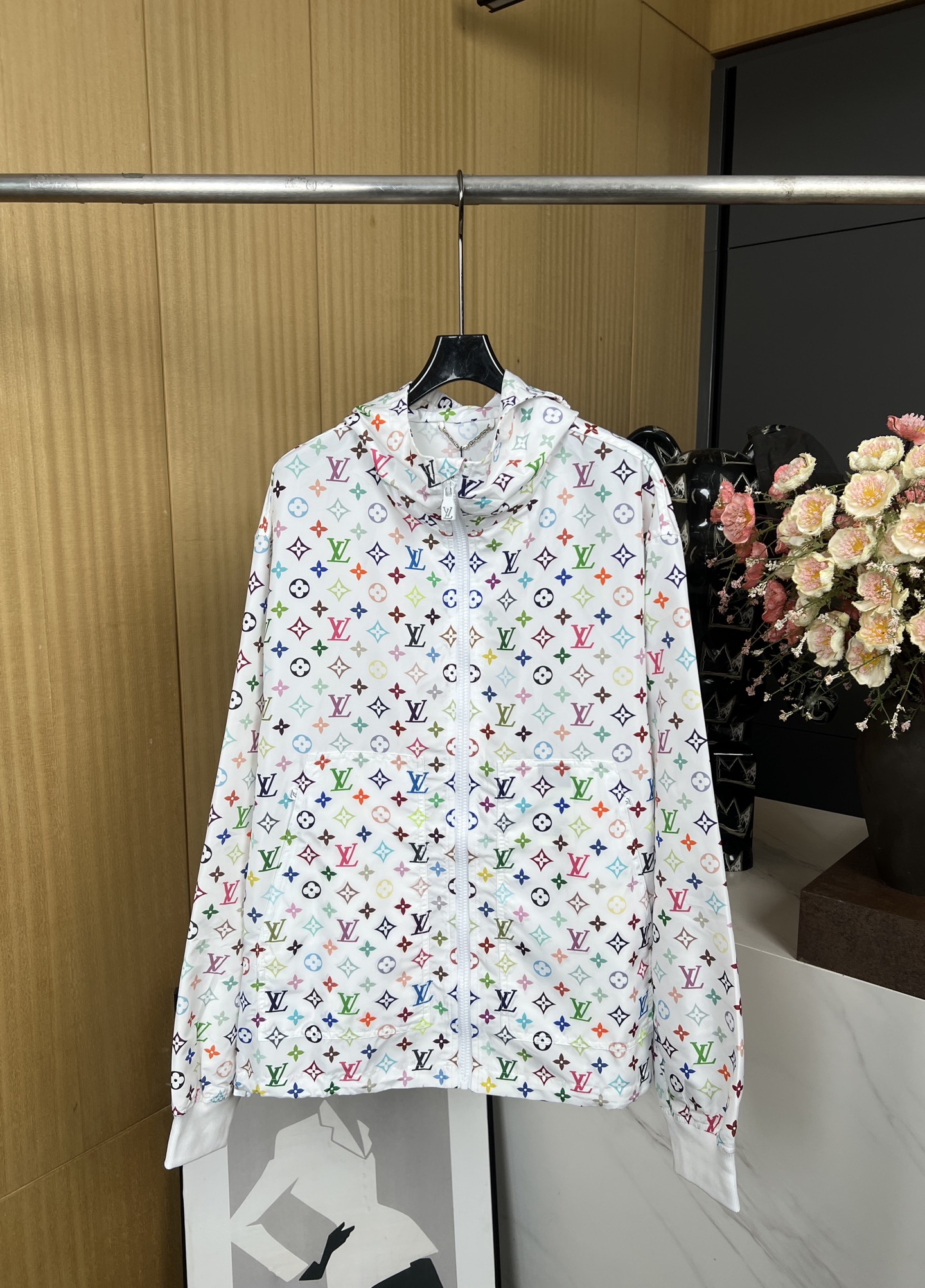 NO:325086,Louis Vuitto*n New in spring and summer print long-sleeved hooded jacket Full-size layout Monogram color pattern, adjustable drawstring hood, metal zipper closure, hem zipper pocket details, knitted rib cuffs Adjustable drawstring hem, loose fit Men and women Size S M L XL,,louis vuitton,louis vuitton,jackets & coats,hats,alexander wang19860909Louis Vuitto*n 路易 春夏新款 印花长袖连帽外套 全幅铺陈 Monogram 彩色图案、可调节抽绳子兜帽、金属拉链门襟开合、下摆拉链口袋细节、针织罗纹袖口 可调节抽绳下摆、宽松版型 男女同款 码数S M L XL,,louis vuitton,louis vuitton,jackets & coats,hats,alexander wang,Women's clothing