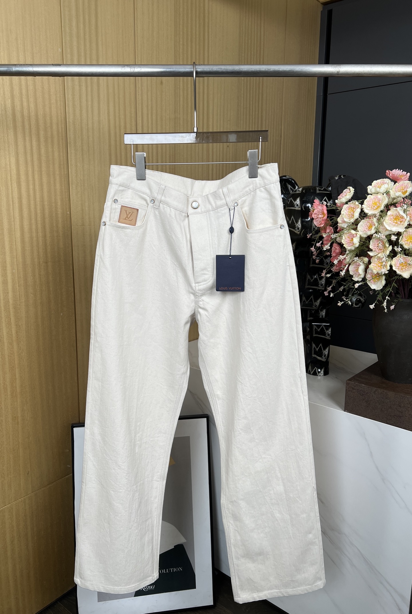 NO:325075,Men's Louis Vuitto*n New in spring and summer Light-colored denim cotton straight-leg trousers Pockets with nubby LV patches, Damier nubby labels, logo inscription pearlescent button closure, classic five-bag jeans cut, straight-leg styling casual style S M L XL,,louis vuitton,louis vuitton,louis vuitton,jeans,alexander wang19860909男款 Louis Vuitto*n 路易 春夏新款 浅色牛仔棉布直筒长裤 口袋配有正绒面革 LV 贴饰、Damier 正绒面革标签、标识铭纹珠光纽扣开合、经典五袋牛仔裤剪裁、直筒版型 休闲款式 码数S M L XL,,louis vuitton,louis vuitton,louis vuitton,jeans,alexander wang,Women's clothing