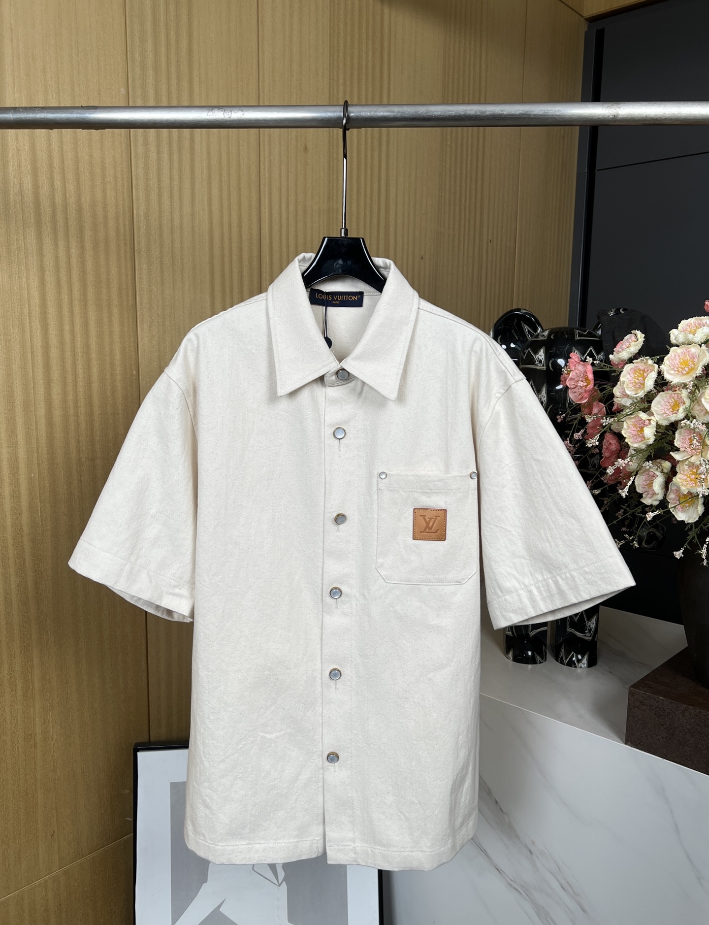 NO:325071,Louis Vuitto*n New spring and summer style lapel denim short-sleeved jacket with plaid pockets on the front chest, paired with brown square embossed leather cards, big show slogan prints on the back, logo inscription pearlescent button plackets, classic tailoring styles, same styles for men and women, SMS, SMS, LOS M L XL,, louis vuitton,louis vuitton,jackets & coats,T-shirt,alexander wang19860909Louis Vuitto*n 路易 春夏新款 翻领牛仔短袖外套 前胸贴布口袋、搭配棕色方形压花皮牌、后部呈现大秀标语印花、标识铭纹珠光纽扣门襟、经典剪裁版型 男女同款 码数S M L XL,,louis vuitton,louis vuitton,jackets & coats,T-shirt,alexander wang,Women's clothing