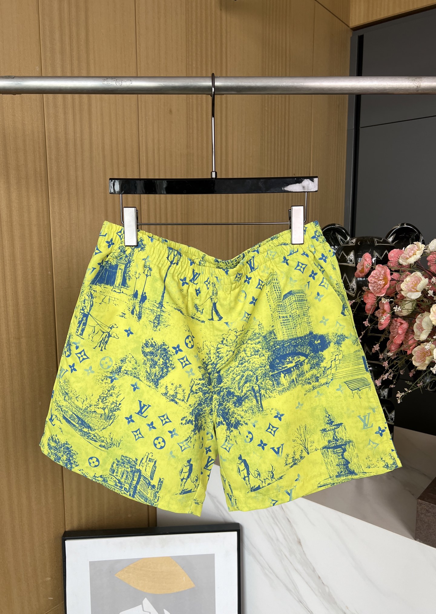 NO:318939,Men's Louis Vuitton, new spring and summer style, the latest hot suit~shorts, which vividly display urban dog walkers, New York cityscape and Monogram elements, LG standard design. S-XL,,louis vuitton,louis vuitton,shorts,alexander wang19860909男款 Louis Vuitton 路易 春夏新款 最新爆款套装～短裤,采用生动展现都市遛狗人、纽约城市景观和 Monogram 元素满印LG 标准版型设计. 码数S-XL,,louis vuitton,louis vuitton,shorts,alexander wang,Women's clothing