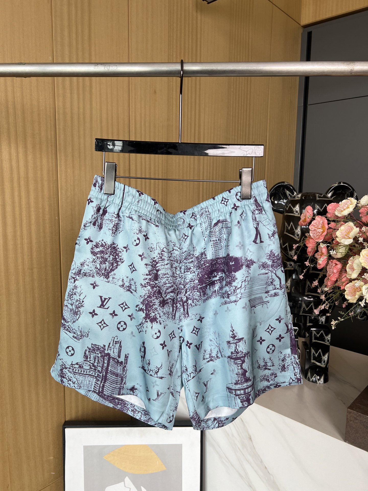 NO:329272,Men's Louis Vuitton, new spring and summer style, the latest hot suit~shorts, which vividly display urban dog walkers, New York cityscape and Monogram elements, LG standard design. S-XL,,louis vuitton,louis vuitton,shorts,alexander wang19860909男款 Louis Vuitton 路易 春夏新款 最新爆款套装～短裤,采用生动展现都市遛狗人、纽约城市景观和 Monogram 元素满印LG 标准版型设计. 码数S-XL,,louis vuitton,louis vuitton,shorts,alexander wang,Women's clothing