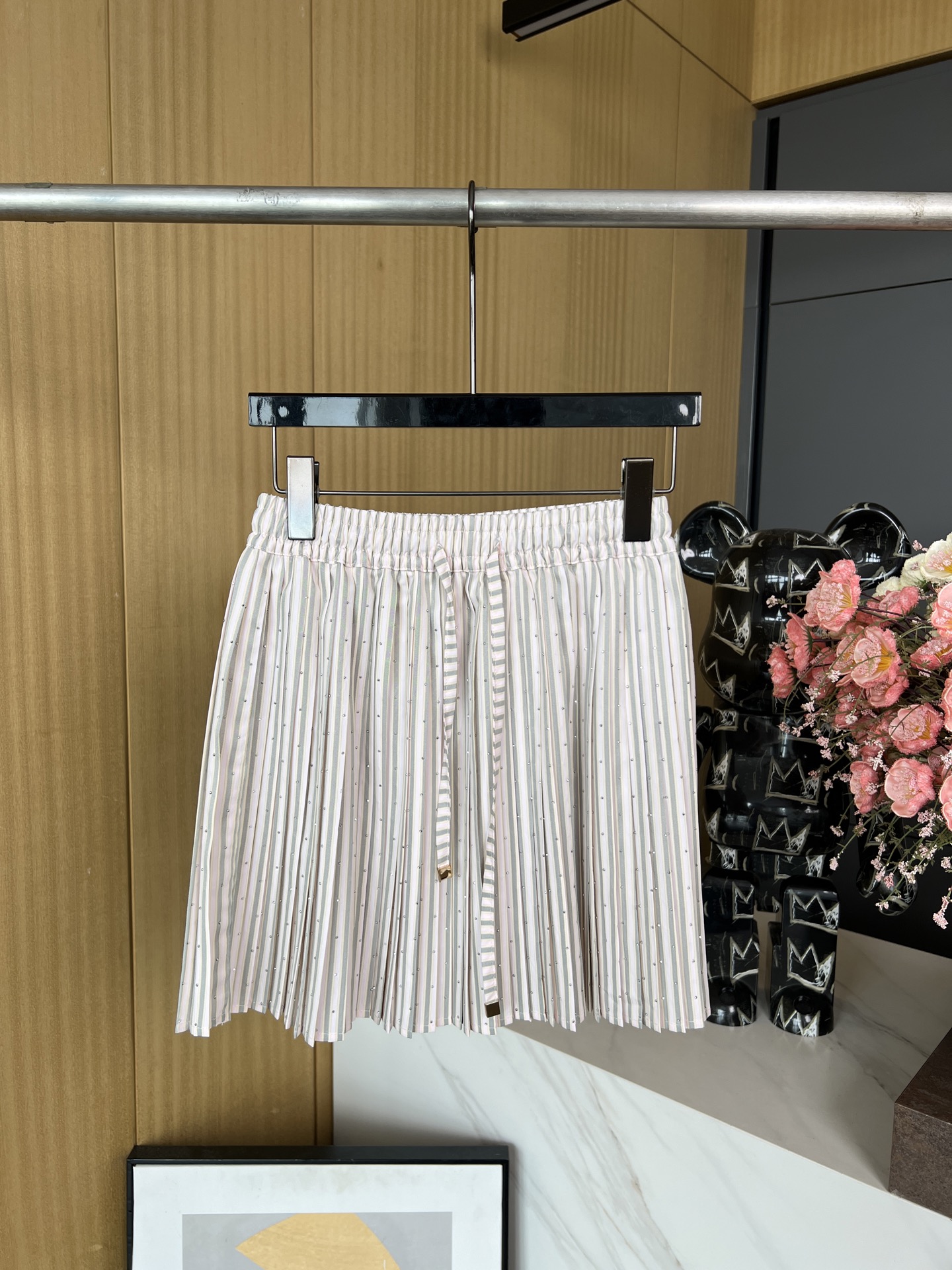NO:318910,SANDR* new spring and summer pleated skirt, heavy industry ironing fabric, high-end quality, excellent upper body effect, recommended a set of upper body SML, skirts, alexander wang19860909SANDR*春夏新款百褶裙 重工烫钻面料 高端品质 上身效果非常棒 建议一套上身 码数SML,,skirts,alexander wang,Women's clothing