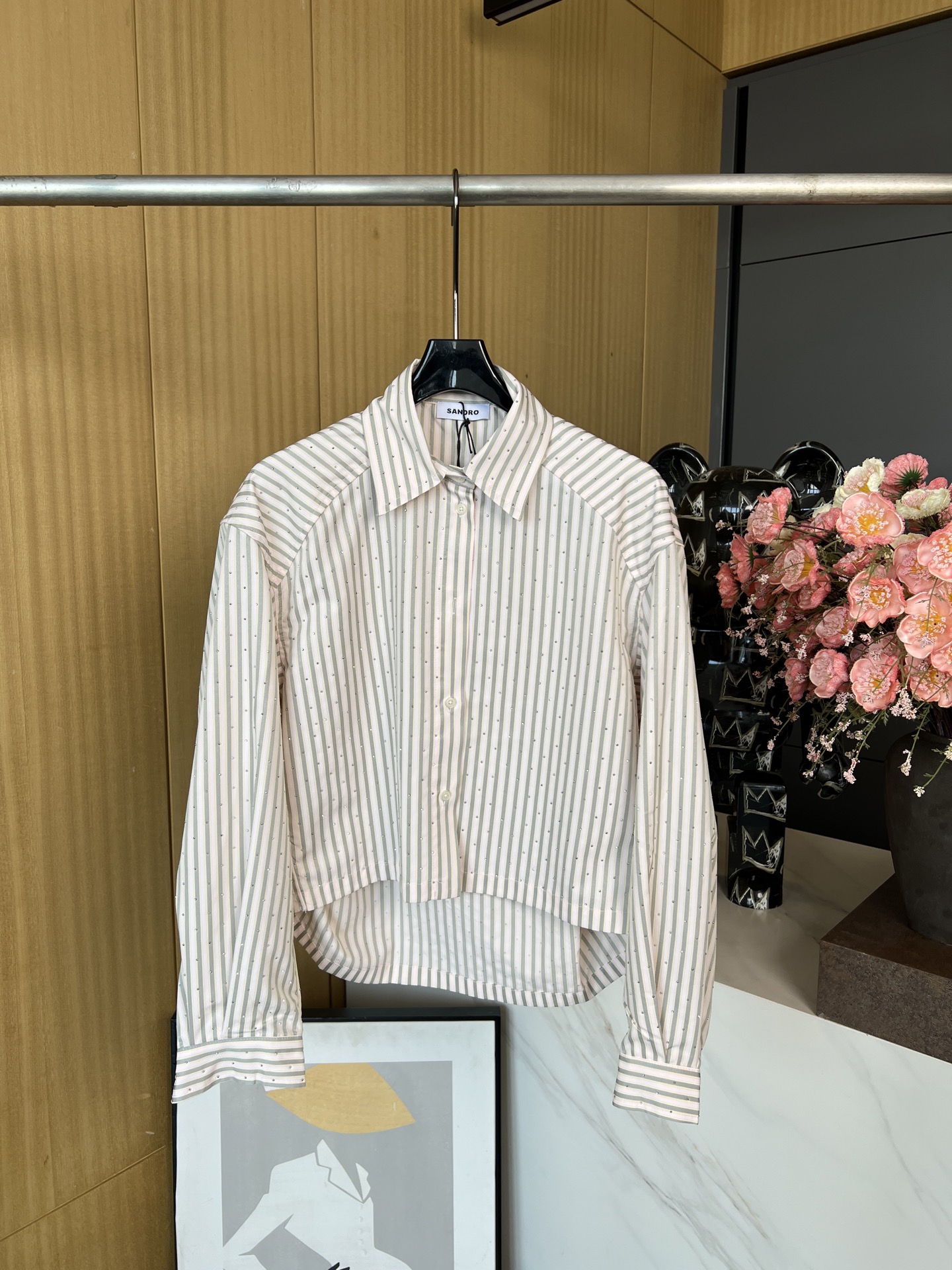 NO:318907,SANDR* new spring and summer rhinestone striped shirt, full-body heavy industry iron diamond fabric, overall vertical pattern design, unique, loose style, free to match, and huge cover for flesh to make you look slimming with a pleated skirt. It is recommended to put in one set. SML, skirts, shirts, alexander wang19860909SANDR*春夏新款水钻条纹衬衫 全身重工烫钻面料 整体竖纹设计 别具一格 宽松版型 随心搭配 和百褶裙搭配巨遮肉显瘦 建议一套入 码数SML,,skirts,shirts,alexander wang,Women's clothing