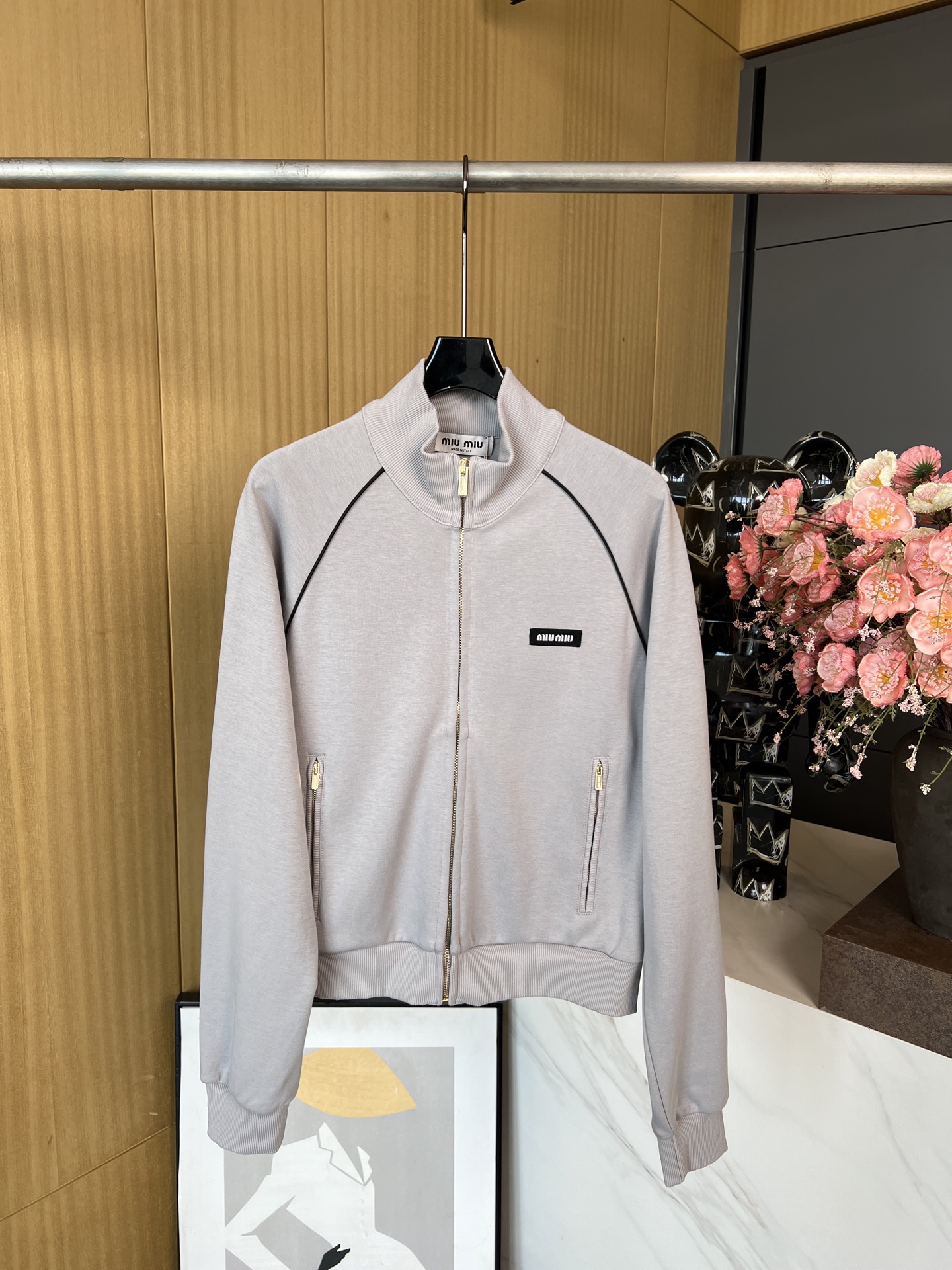 NO:318925,Miumiu* fleece embroidered line jacket The overall style uses contrasting lines design High elastic knitted fabric Breathable and comfortable Casual and versatile SML, Miumiu, jackets & coats, alexander wang19860909Miumiu*抓绒刺绣线条外套 整体风格使用撞色线条设计 高弹针织面料 透气舒适 休闲百搭 码数SML,,miumiu,jackets & coats,alexander wang,Women's clothing