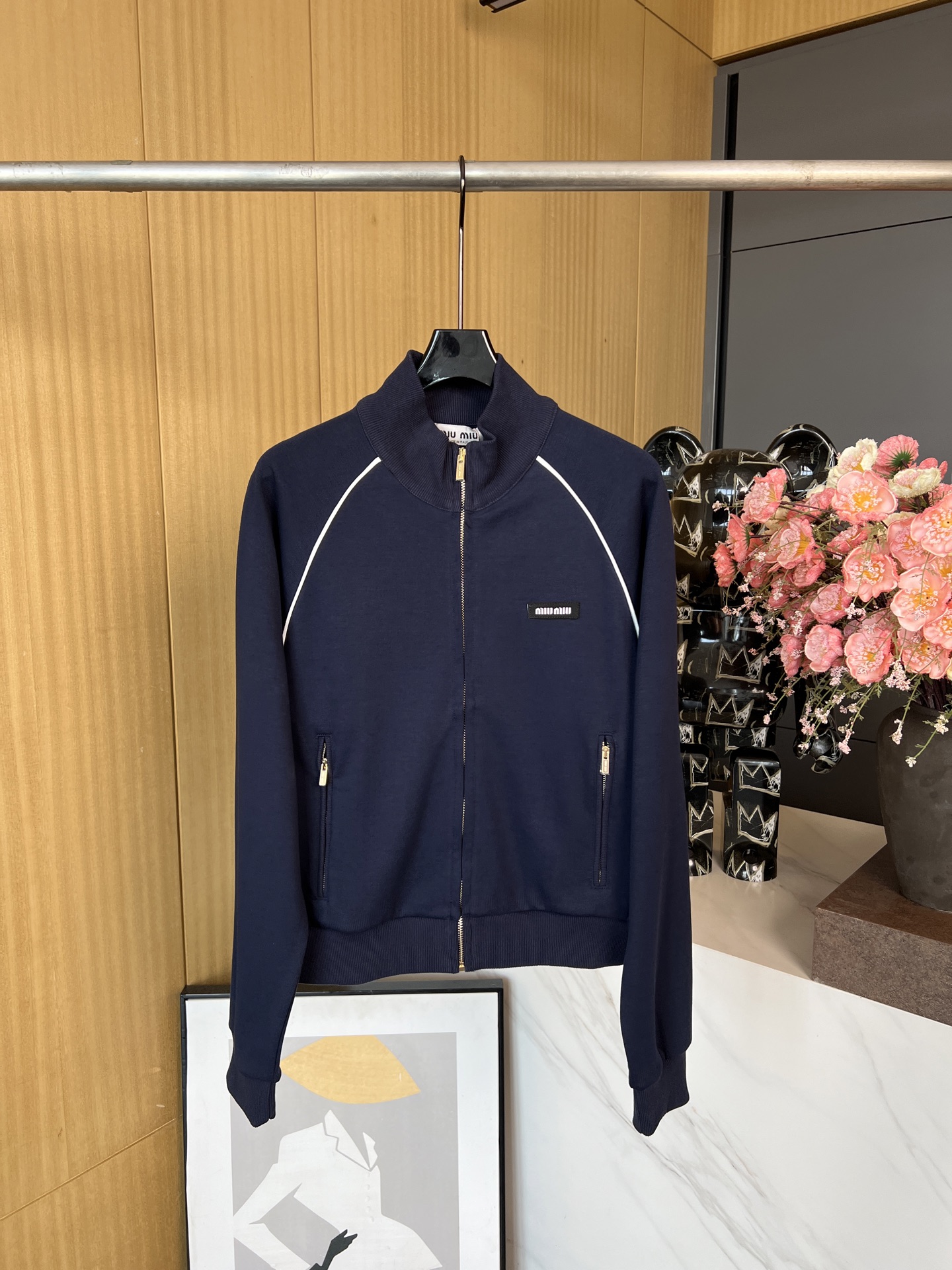 NO:318923,Miumiu* fleece embroidered line jacket The overall style uses contrasting lines design High elastic knitted fabric Breathable and comfortable Casual and versatile SML, Miumiu, jackets & coats, alexander wang19860909Miumiu*抓绒刺绣线条外套 整体风格使用撞色线条设计 高弹针织面料 透气舒适 休闲百搭 码数SML,,miumiu,jackets & coats,alexander wang,Women's clothing