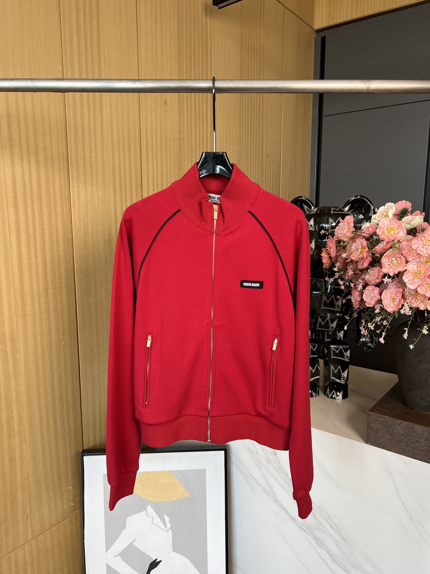NO:318921,Miumiu* fleece embroidered line jacket The overall style uses contrasting lines design High elastic knitted fabric Breathable and comfortable Casual and versatile SML, Miumiu, jackets & coats, alexander wang19860909Miumiu*抓绒刺绣线条外套 整体风格使用撞色线条设计 高弹针织面料 透气舒适 休闲百搭 码数SML,,miumiu,jackets & coats,alexander wang,Women's clothing