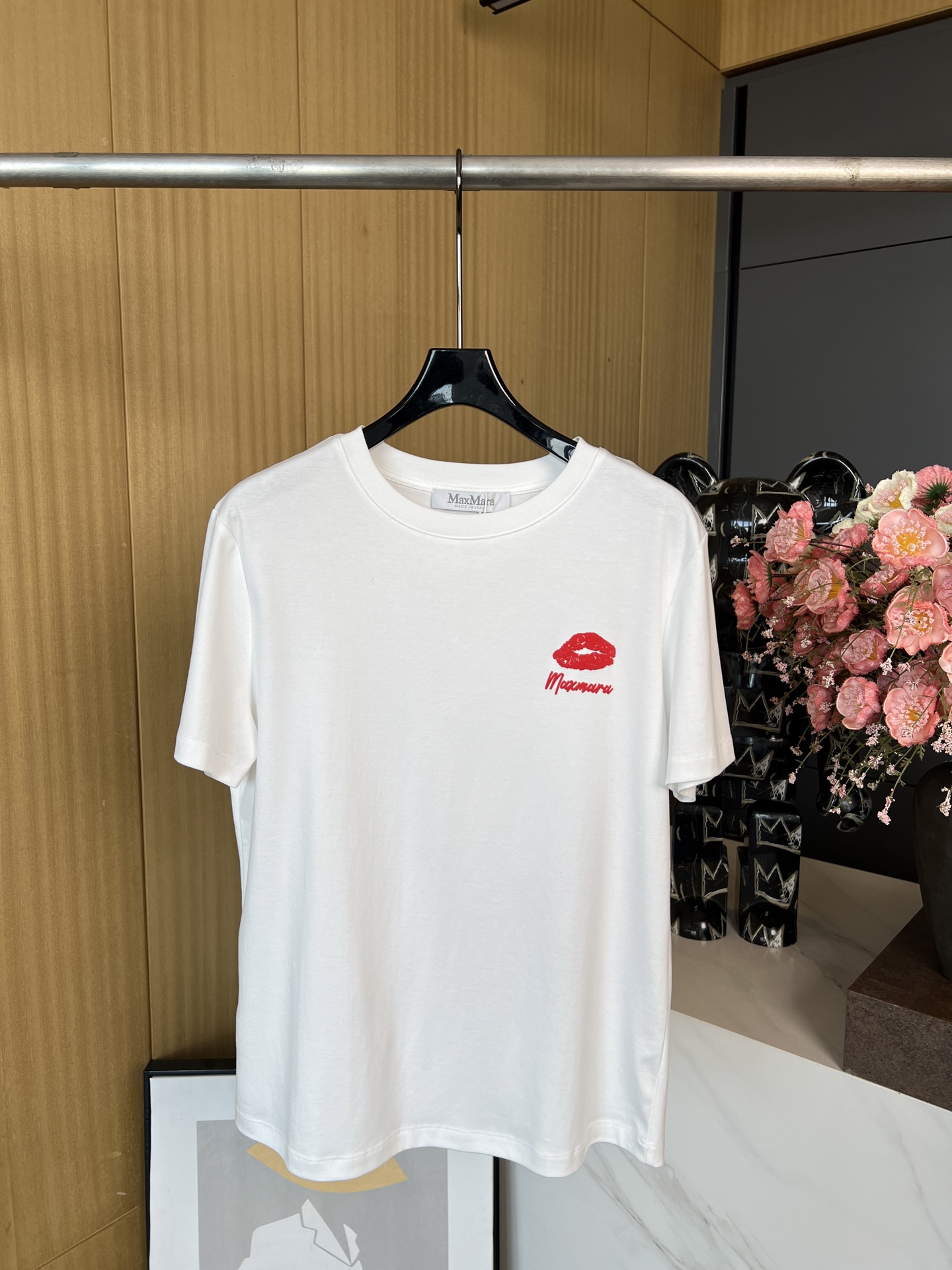 NO:318933,maxm*a spring and summer new red lips short-sleeved T-shirt overall simple design chest red lips foam printing moderate style pure cotton fabric skin-friendly breathable and comfortable SML, T-shirt,tees, t-shirt,alexander wang19860909maxm*a春夏新款红唇短袖T恤 整体简单设计 胸口红唇发泡印花 版型适中 纯棉面料 亲肤透气舒适 码数SML,,T-shirt,tees，t-shirt,alexander wang,Women's clothing