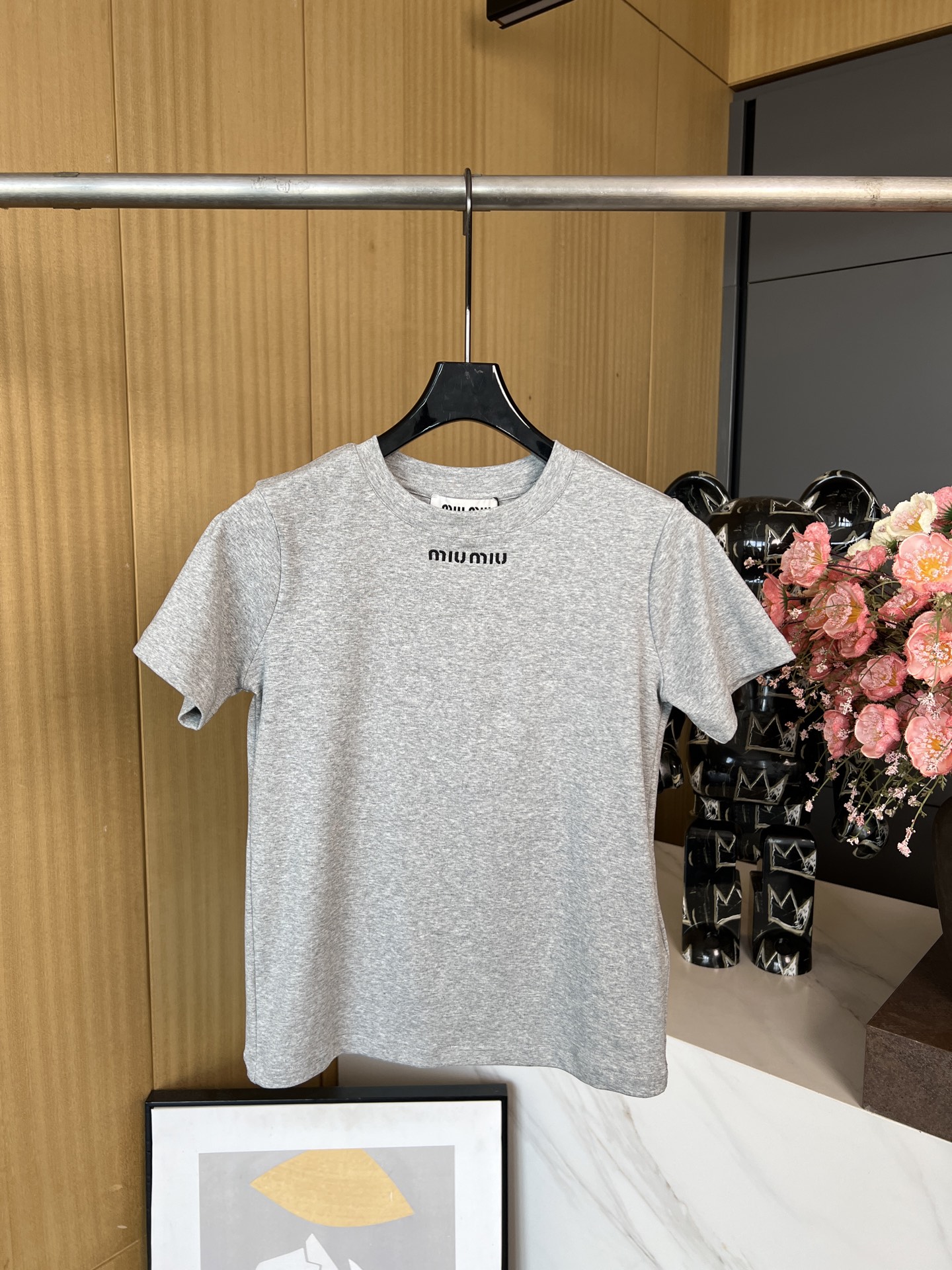 NO:318927,Miumiu* spring and summer new short-sleeved T-shirt short design to show off her figure. Light gray letter brand LG simple but not elegant. Pure cotton fabric comfortable and breathable. SML,,miumiu, T-shirt,tees, t-shirt,alexander wang19860909Miumiu*春夏新款短袖T恤 短款设计 更显身形 浅灰色字母品牌LG 简单不是优雅 纯棉面料 舒适透气 码数SML,,miumiu,T-shirt,tees，t-shirt,alexander wang,Women's clothing