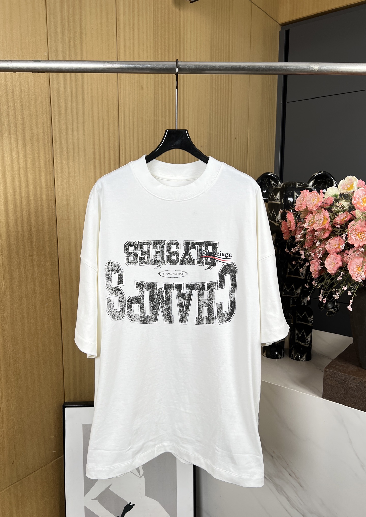 NO:318895,Balenciaga spring and summer new style, blurred letter short-sleeved T-shirt, high-temperature burst offset printing process, old washing fabric soft and comfortable, loose version SML, balenciaga, T-shirt,tees, t-shirt,alexander wang19860909Balenciaga 春夏新款 模糊字母短袖T恤、高温爆裂胶印工艺,做旧洗水面料柔软舒、宽松版型 码数SML,,balenciaga,T-shirt,tees，t-shirt,alexander wang,Women's clothing