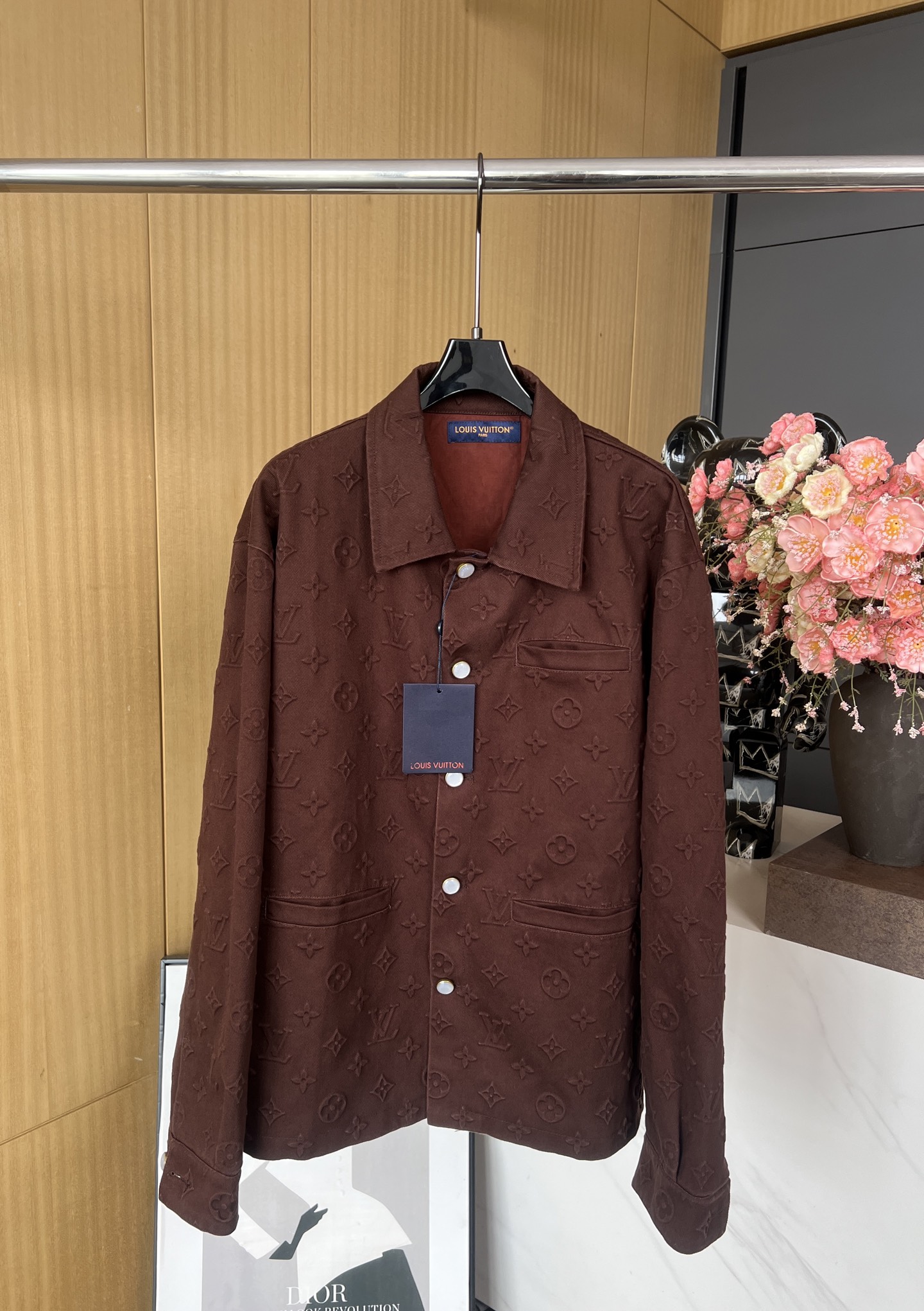 NO:451378,Men's LOUIS VUITTON New models for spring and summer, heavy industry fully embossed denim jacket, monogram three-dimensional embossed, classic brand logo pattern for front and rear, white lettering bead button placket opening and closing, front chest symmetrical buckle flap pocket, hem slant pocket straight style, same model for men and women, S M L XL,,louis vuitton,louis vuitton,jackets & coats,alexander wang19860909男款LOUIS VUITTON 路易 春夏新款 重工款满压花牛仔外套、满身monogram立体压纹、前后经典品牌logo花纹、白色刻字钉珠纽扣门襟开合、前胸对称系扣翻盖口袋、下摆斜插口袋 直筒版型 男女同款 码数S M L XL,,louis vuitton,louis vuitton,jackets & coats,alexander wang,Women's clothing