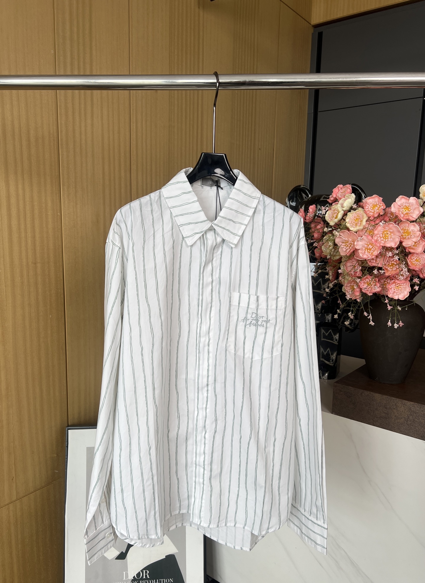 NO:318892,Dior* new spring and summer style striped embroidered cotton long-sleeved shirt pure cotton material comfortable and breathable overall simple striped design simple and beautiful. There is also exquisite LG embroidery on the left chest loose style versatile upper body same as men and women Size SMLXL, dior, dior, shirts, alexander wang19860909Dior*迪奥春夏新款 条纹刺绣棉质长袖衬衫 纯棉材质 舒适透气 整体采用简易条纹设计 简单好看 左胸口还有精美LG刺绣 版型宽松 上身百搭 男女同款 码数SMLXL,,dior,dior,shirts,alexander wang,Women's clothing