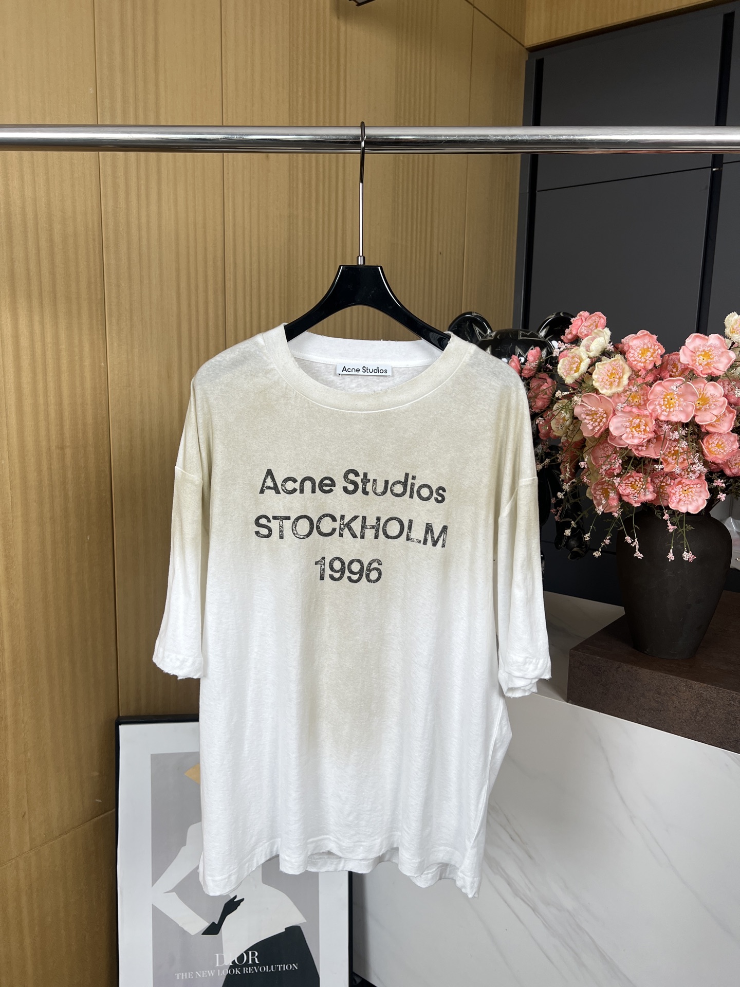 NO:751576,Acne Studios spring and summer new style 1996 inkjet retro distressed dirty T-shirt, decorated with Acne Studios 1996 logo pattern, using retro inkjet pattern design, 15 linen + 85 cotton, very comfortable, soft and breathable, comfortable and lazy style, loose fit, same size for men and women, size S M L,,acne studios,dior,tees,t-shirt,19860909Acne Studios 春夏新款 1996喷绘复古做旧脏脏T恤、饰有 Acne Studios 1996 徽标图案、采用复古喷绘图案设计、15亚麻+85棉非常舒服柔软透气、舒适慵懒风、宽松版型、男女同款 码数S M L,,acne studios,dior,tees，t-shirt,,Women's clothing